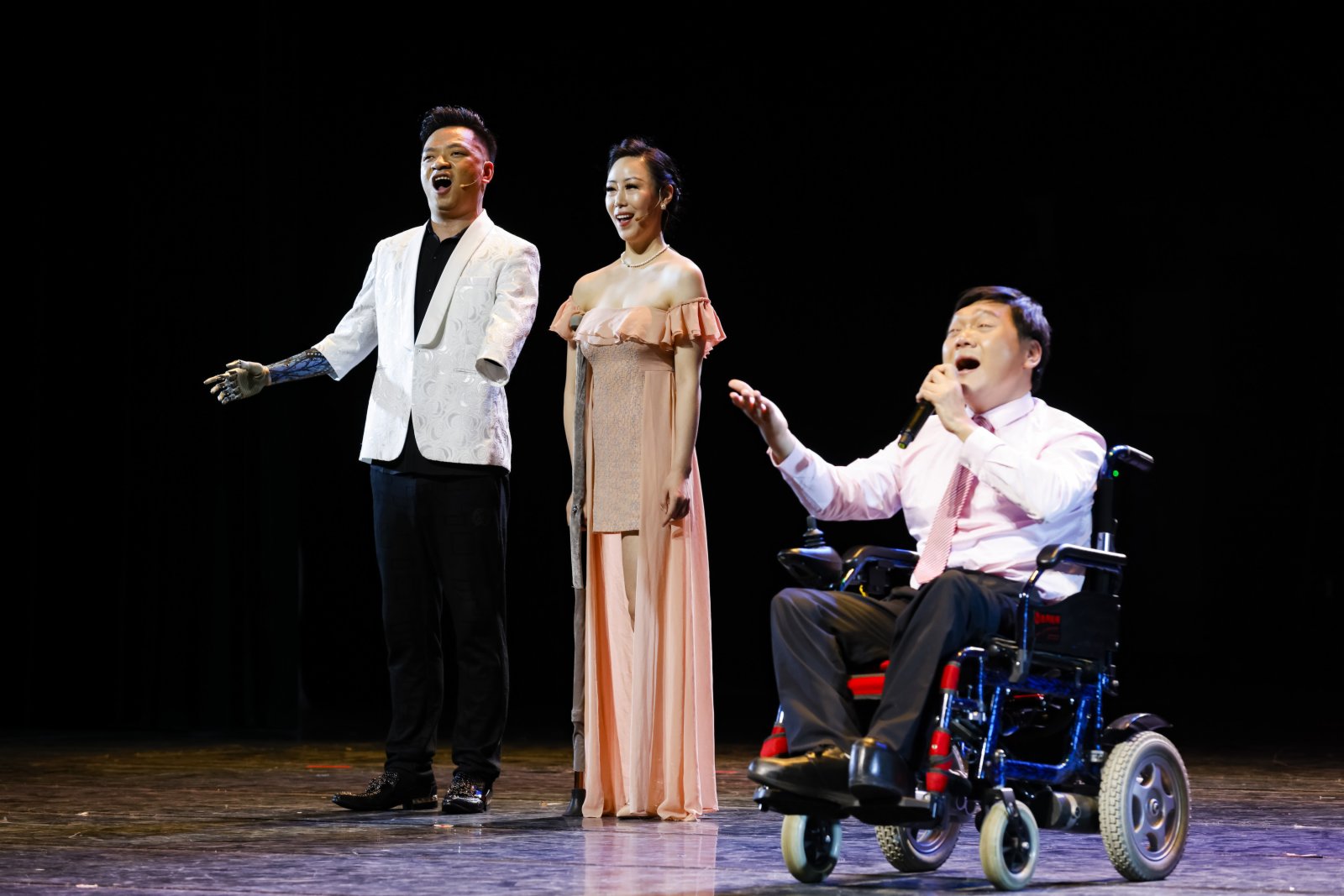 5月22日，演員在表演歌舞詩劇《禮讚生命·一起向未來》。（新華社）