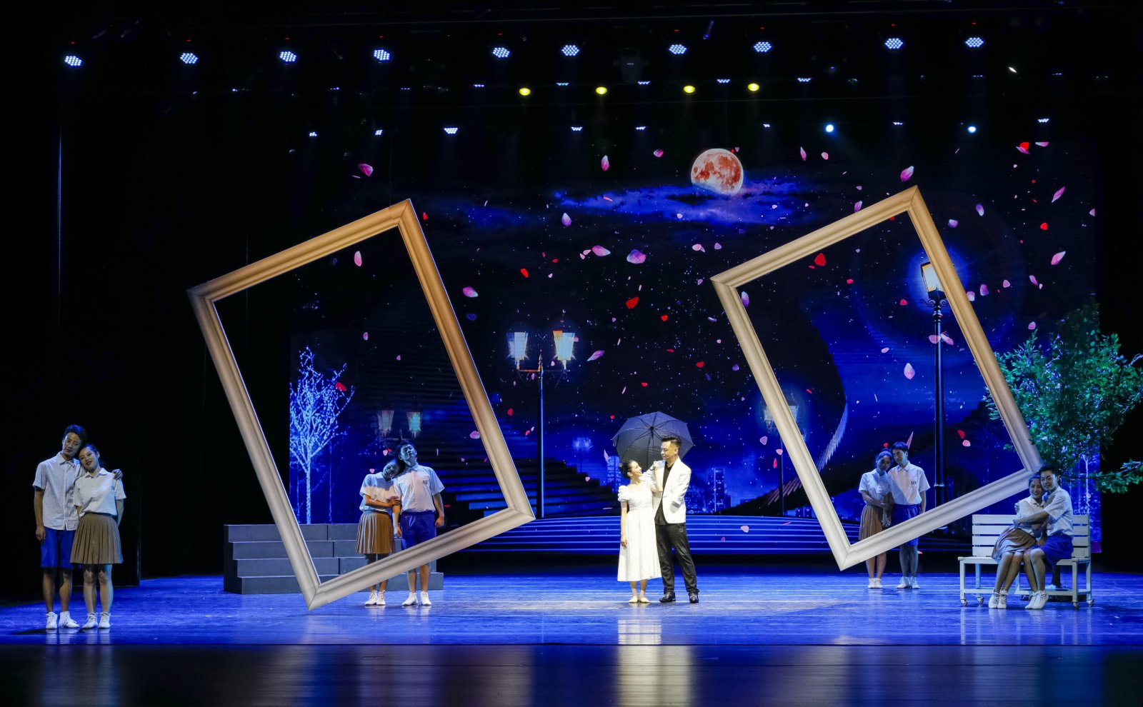 5月22日，演員在表演歌舞詩劇《禮讚生命·一起向未來》。（新華社）