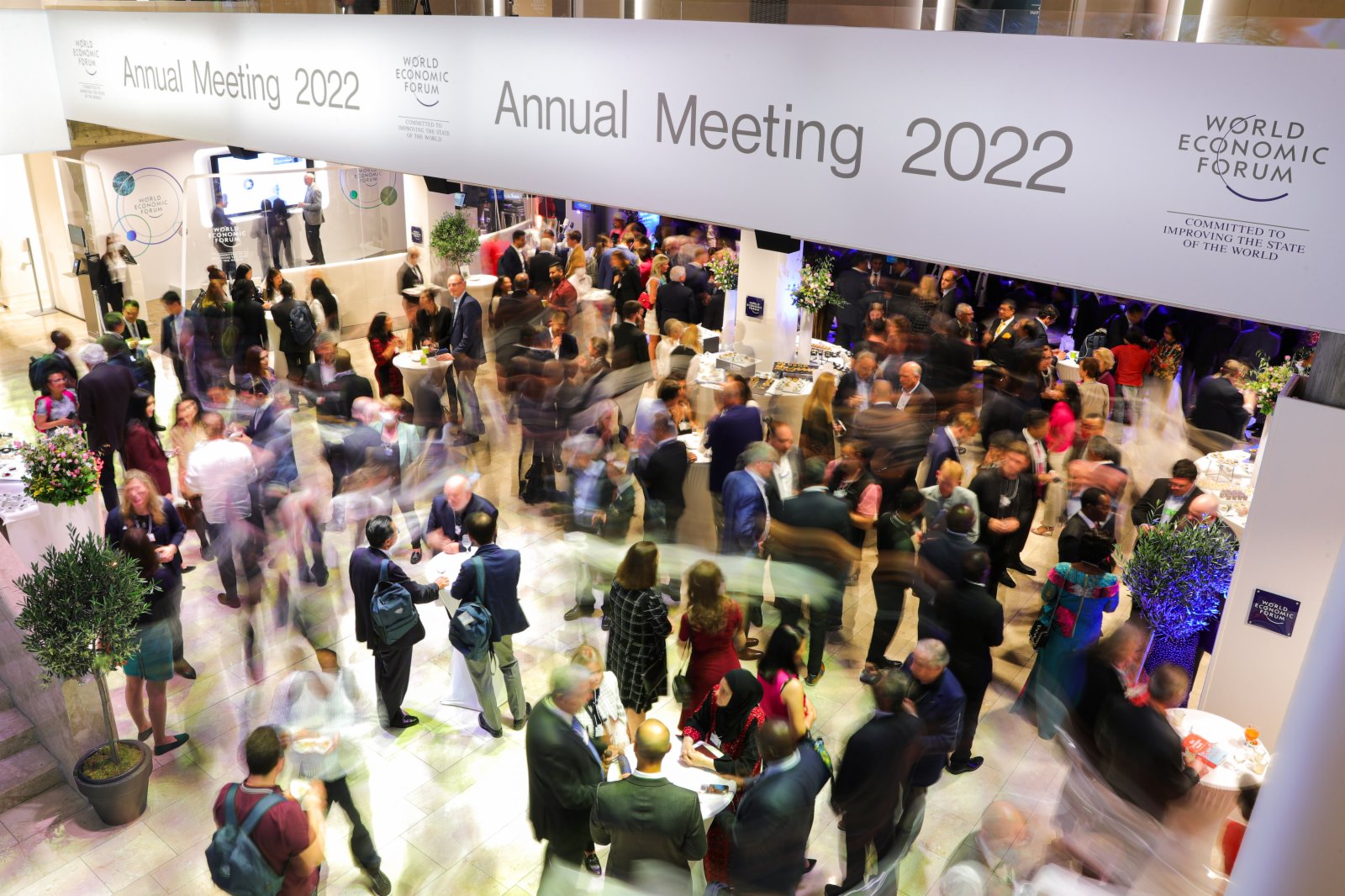 5月22日，人們在瑞士達沃斯世界經濟論壇年會會議中心參加歡迎招待會。（新華社）