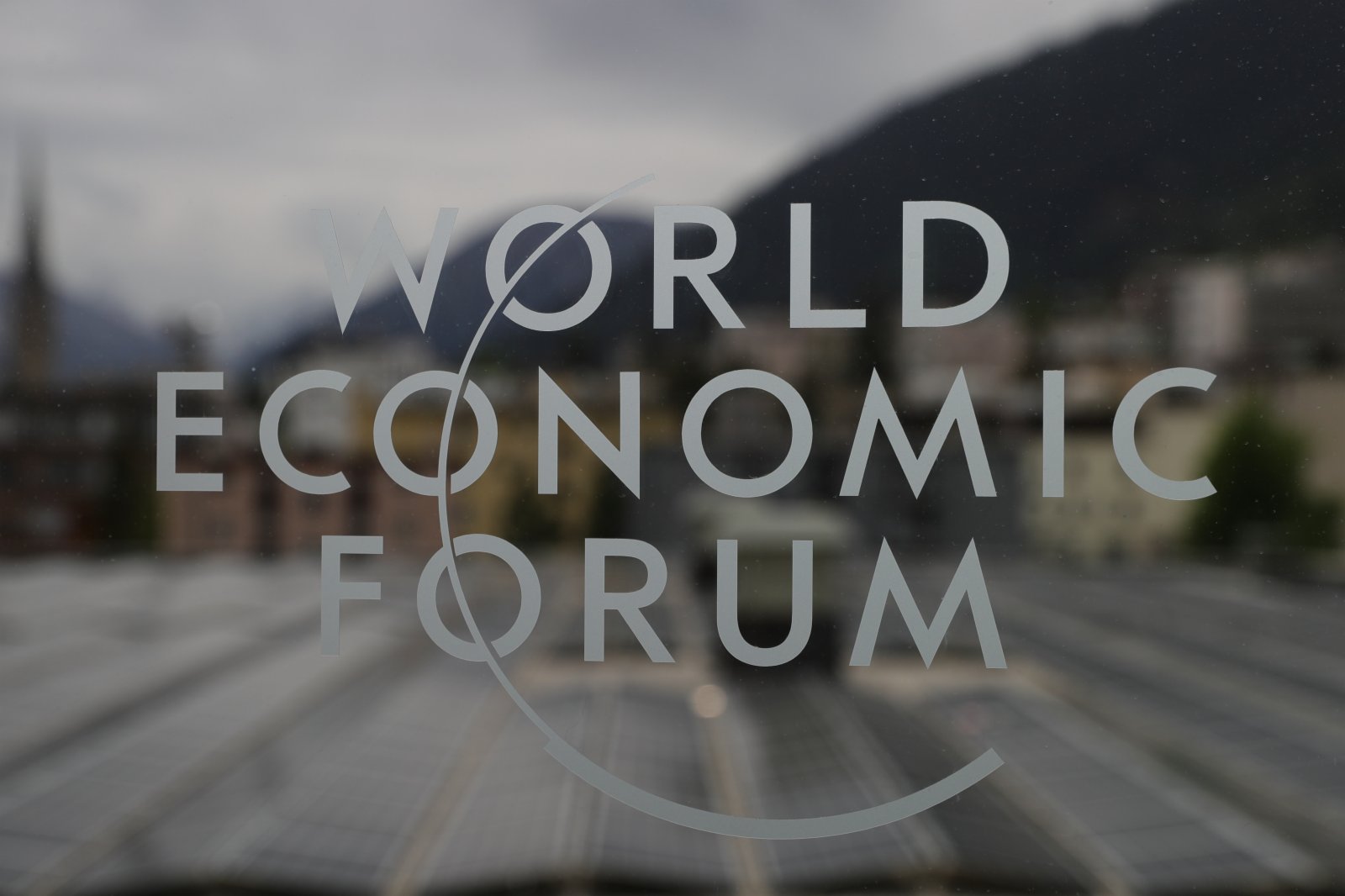 這是5月22日在瑞士達沃斯拍攝的世界經濟論壇年會的標識。（新華社）