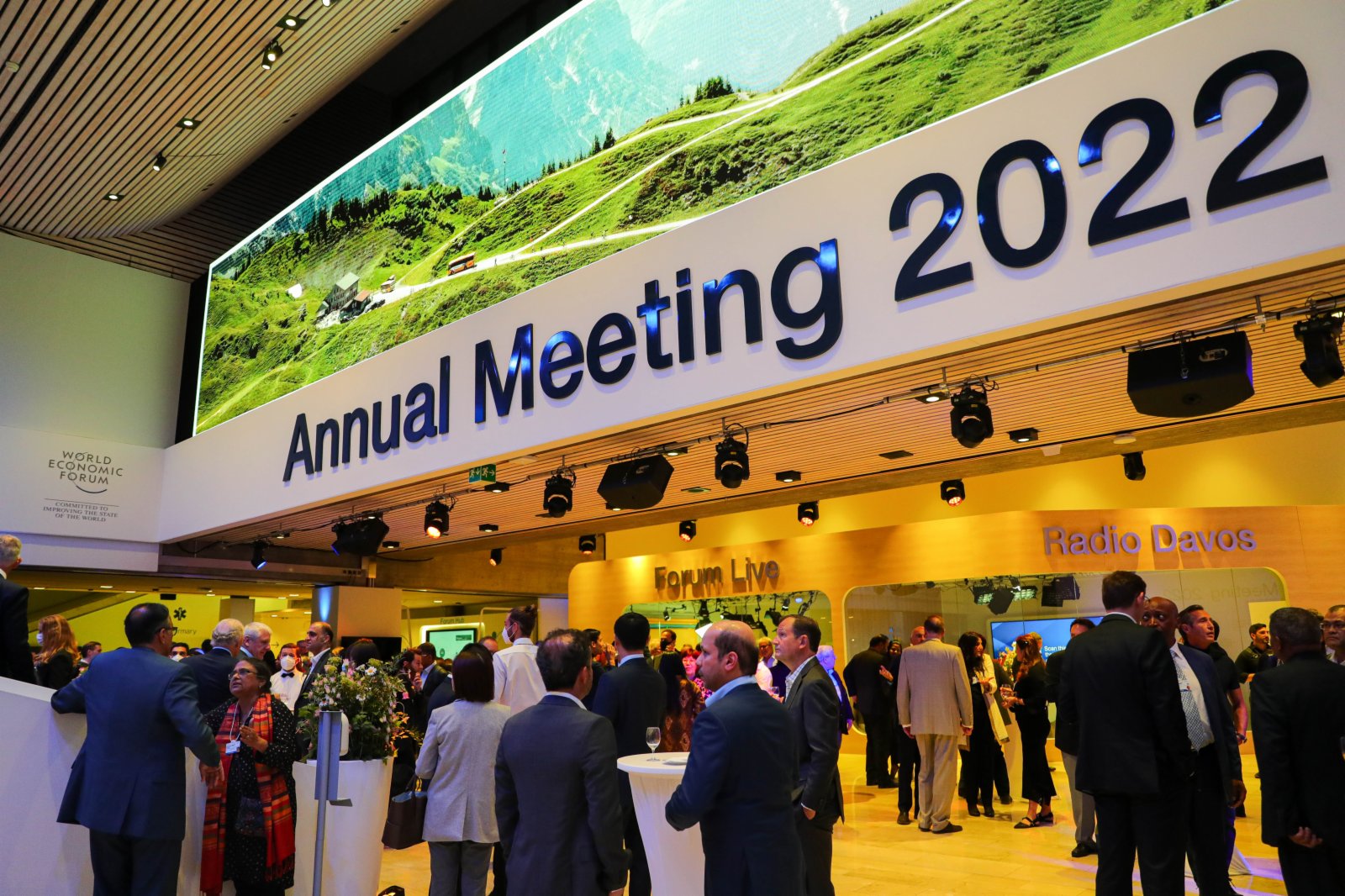 5月22日，人們在瑞士達沃斯世界經濟論壇年會會議中心參加歡迎招待會。（新華社）