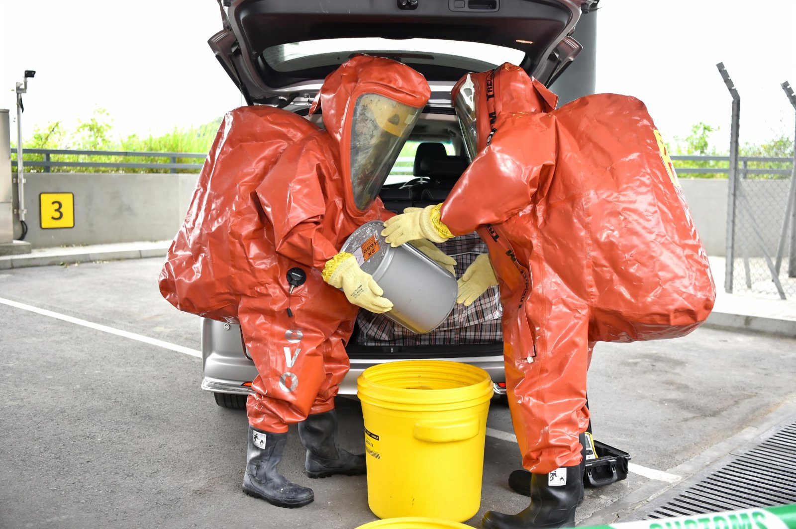 圖示穿上A級化學物品保護袍的消防處人員在現場處理懷疑洩漏的危害物質。（政府新聞處）