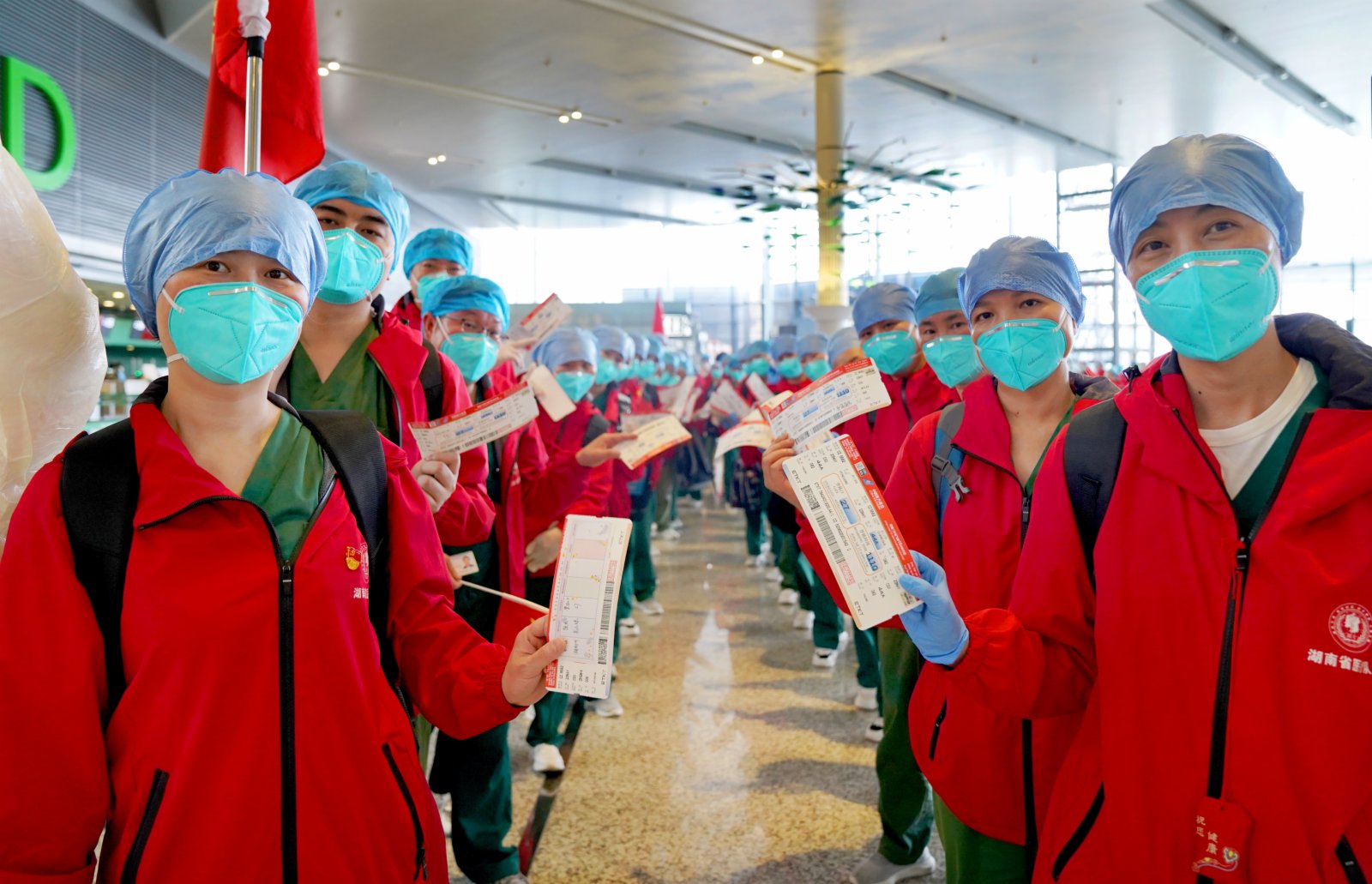 5月23日，在上海虹橋國際機場，湖南援滬醫療隊隊員準備登機安檢。