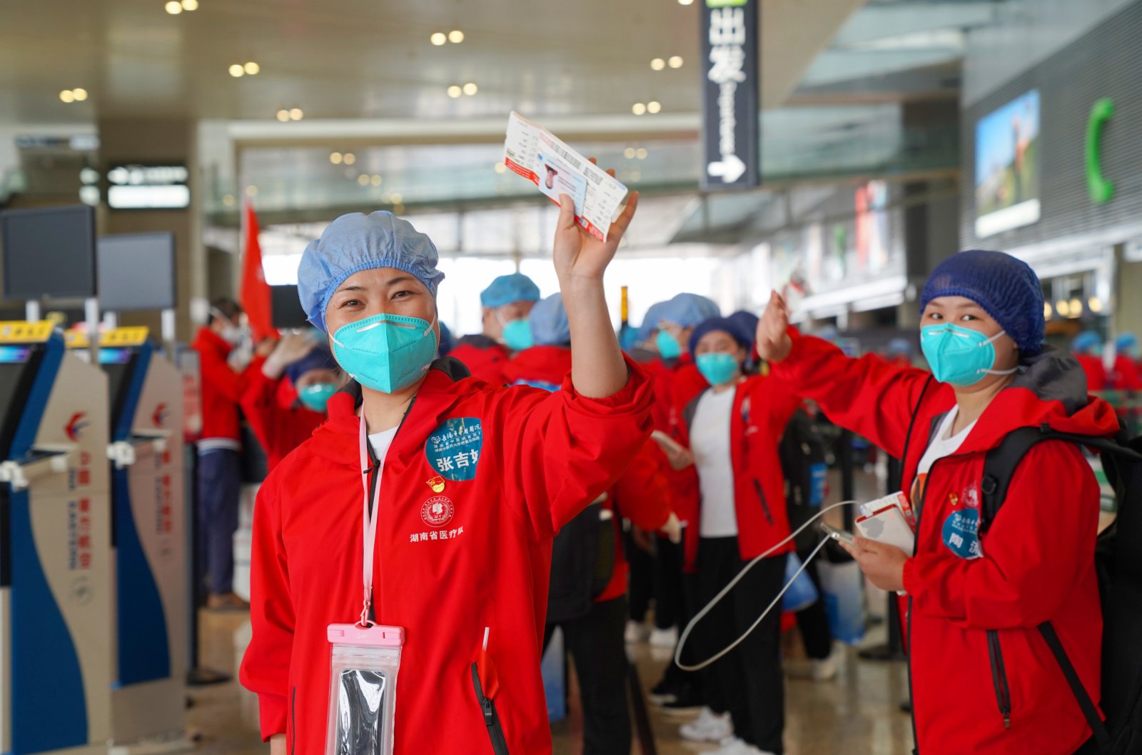 5月23日，在上海虹橋國際機場，一名拿到登機牌的醫療隊隊員準備登機安檢。