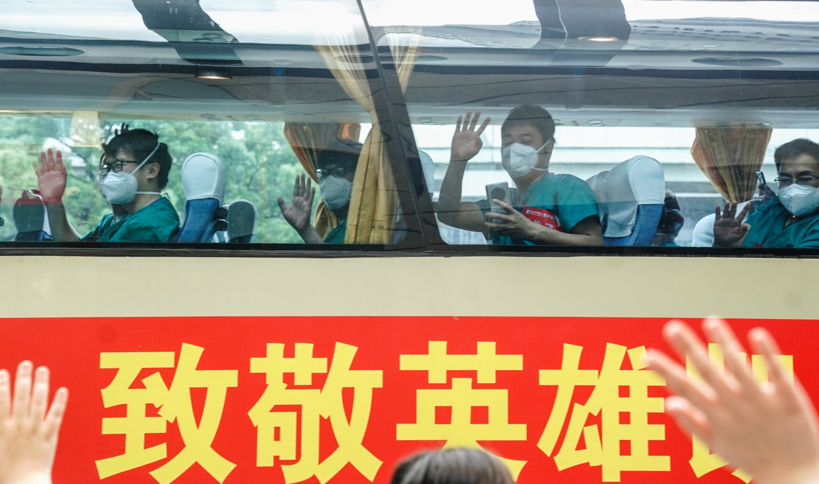 5月25日，河南援滬醫療隊隊員乘坐大巴準備返程。