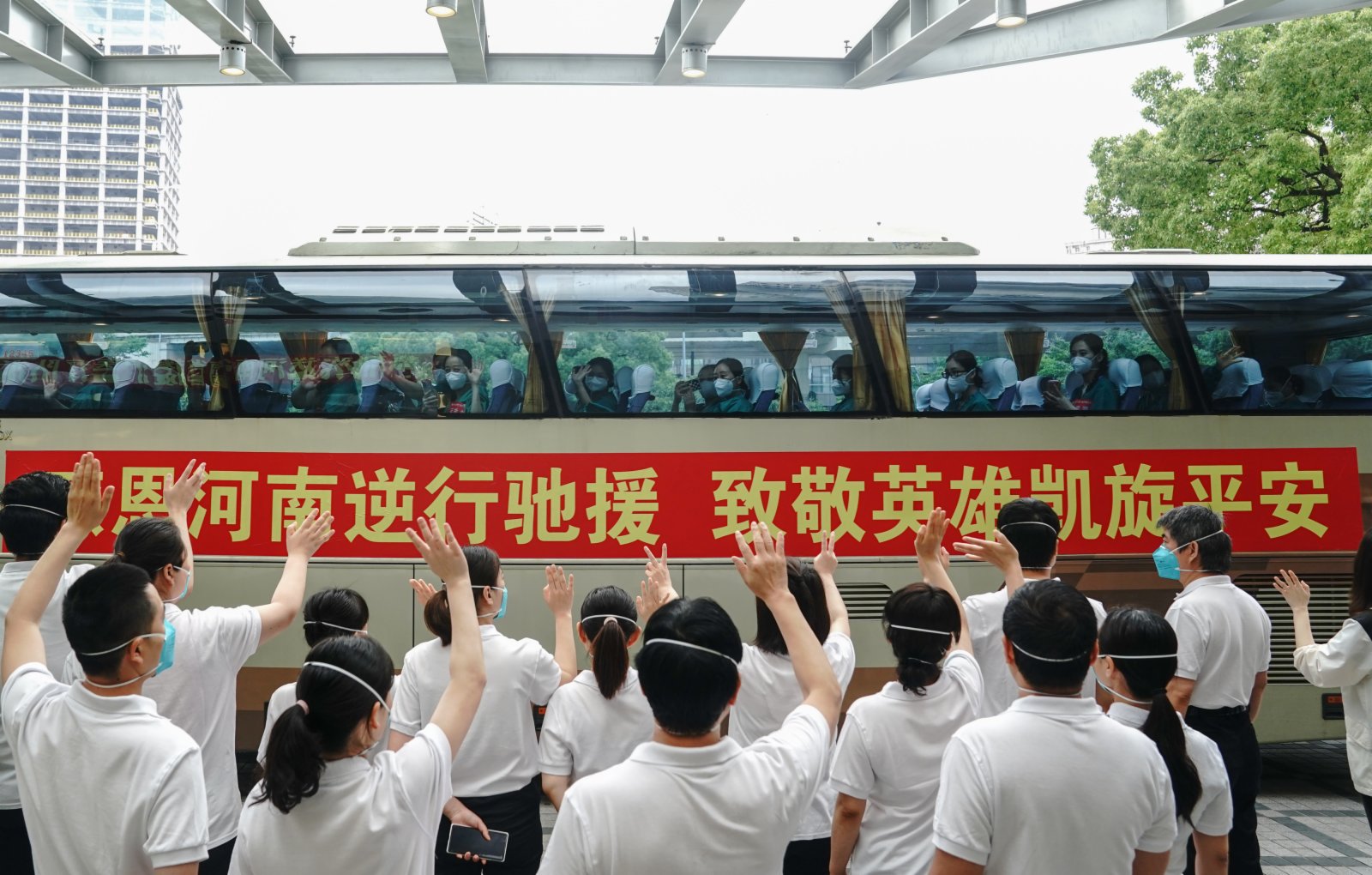 5月25日，河南援滬醫療隊隊員乘坐大巴準備返程。