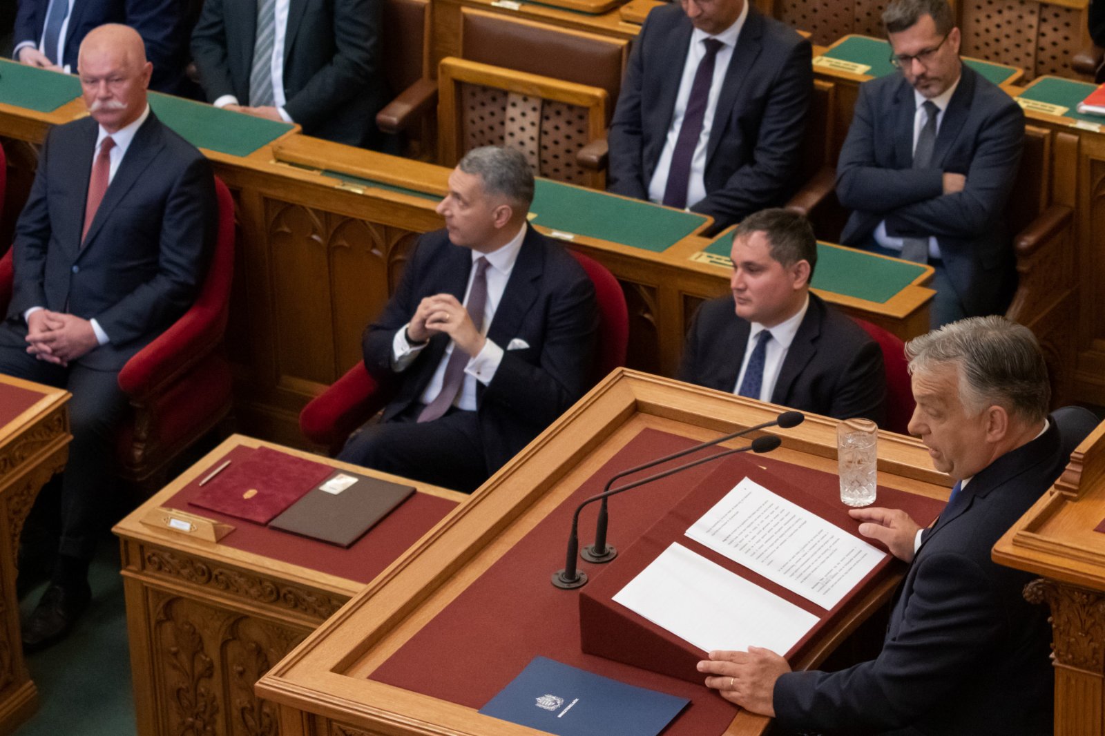 5月24日，在匈牙利布達佩斯國會大廈，匈牙利總理歐爾班（右一）在新一屆政府宣誓就職前發表講話。（新華社）
