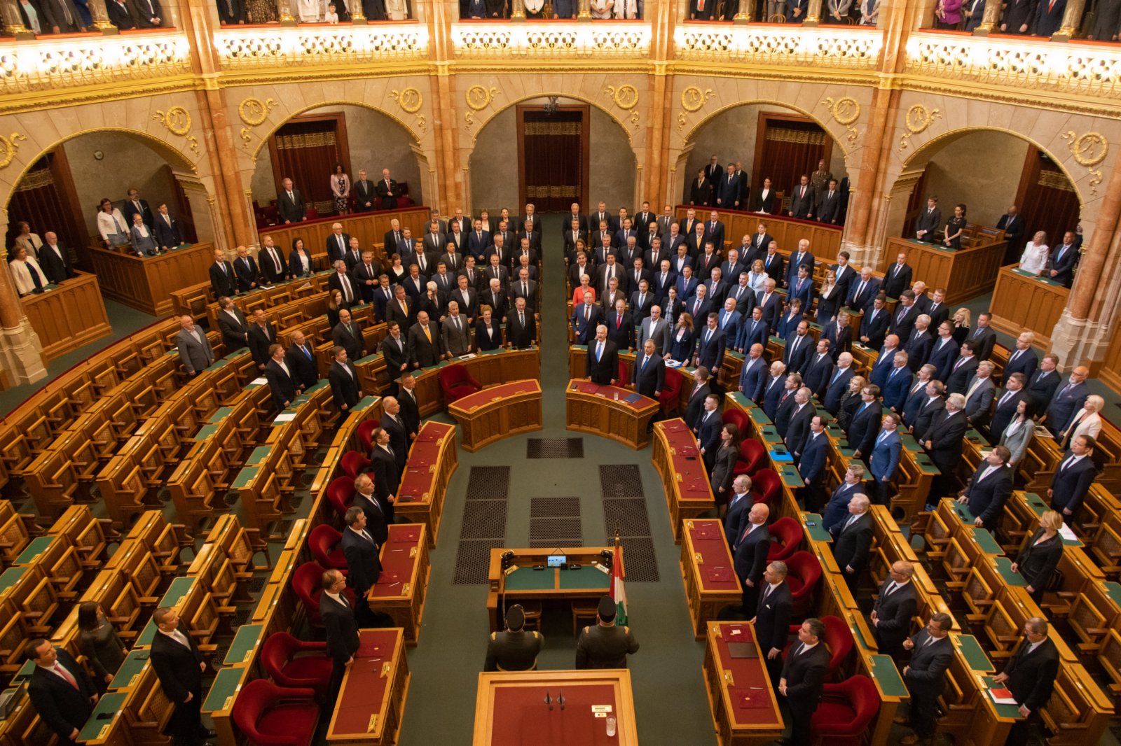 5月24日，在匈牙利布達佩斯國會大廈，匈牙利新一屆政府部長宣誓就職。（新華社）
