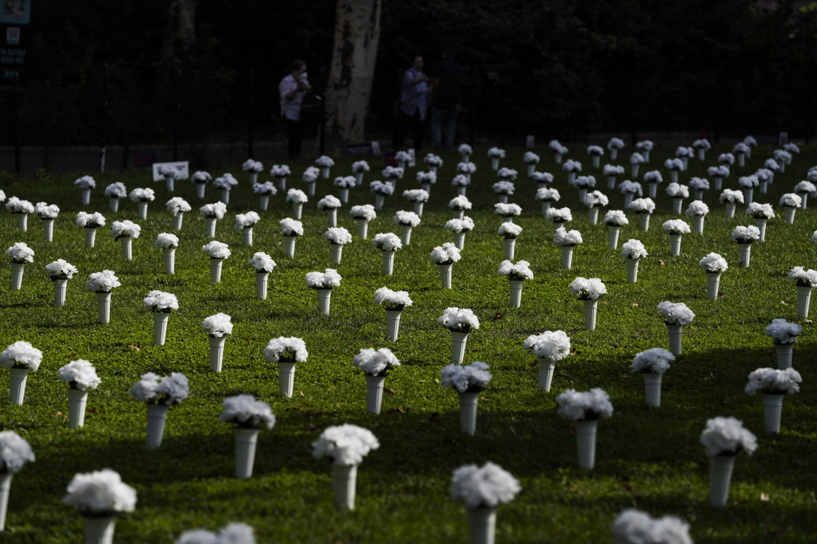 這是2021年10月8日在美國紐約炮台公園內拍攝的為悼念槍支暴力遇難者擺放的白色瓶花。據主辦方介紹，這個由1050個白色瓶花組成的大型紀念裝置旨在悼念2020年在紐約州死於槍支暴力的1050名受害者，呼籲政府針對槍支暴力採取行動。
