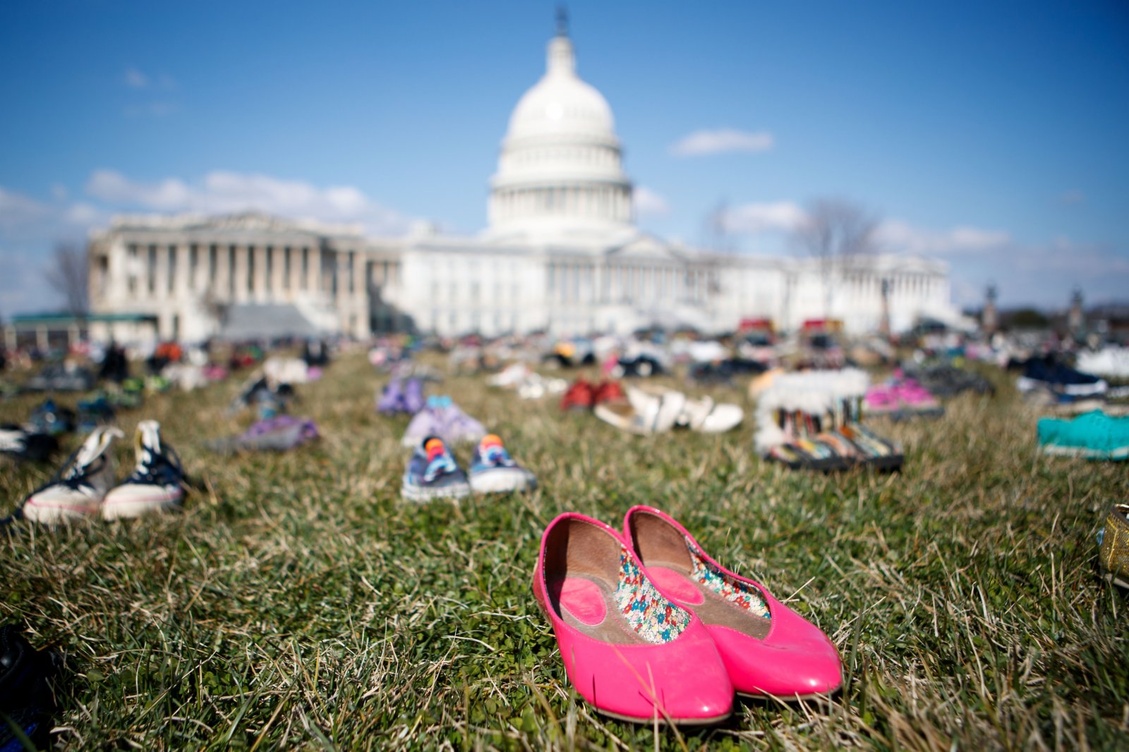 2018年3月13日，7000雙代表自2012年美國康涅狄格州桑迪胡克小學槍擊案以來槍擊事件中遇難兒童的鞋子擺放在華盛頓國會山前的草坪上。人們以這種無聲的方式，抗議國會面對槍擊頻發現狀的不作為，呼籲槍支改革以保障兒童安全。