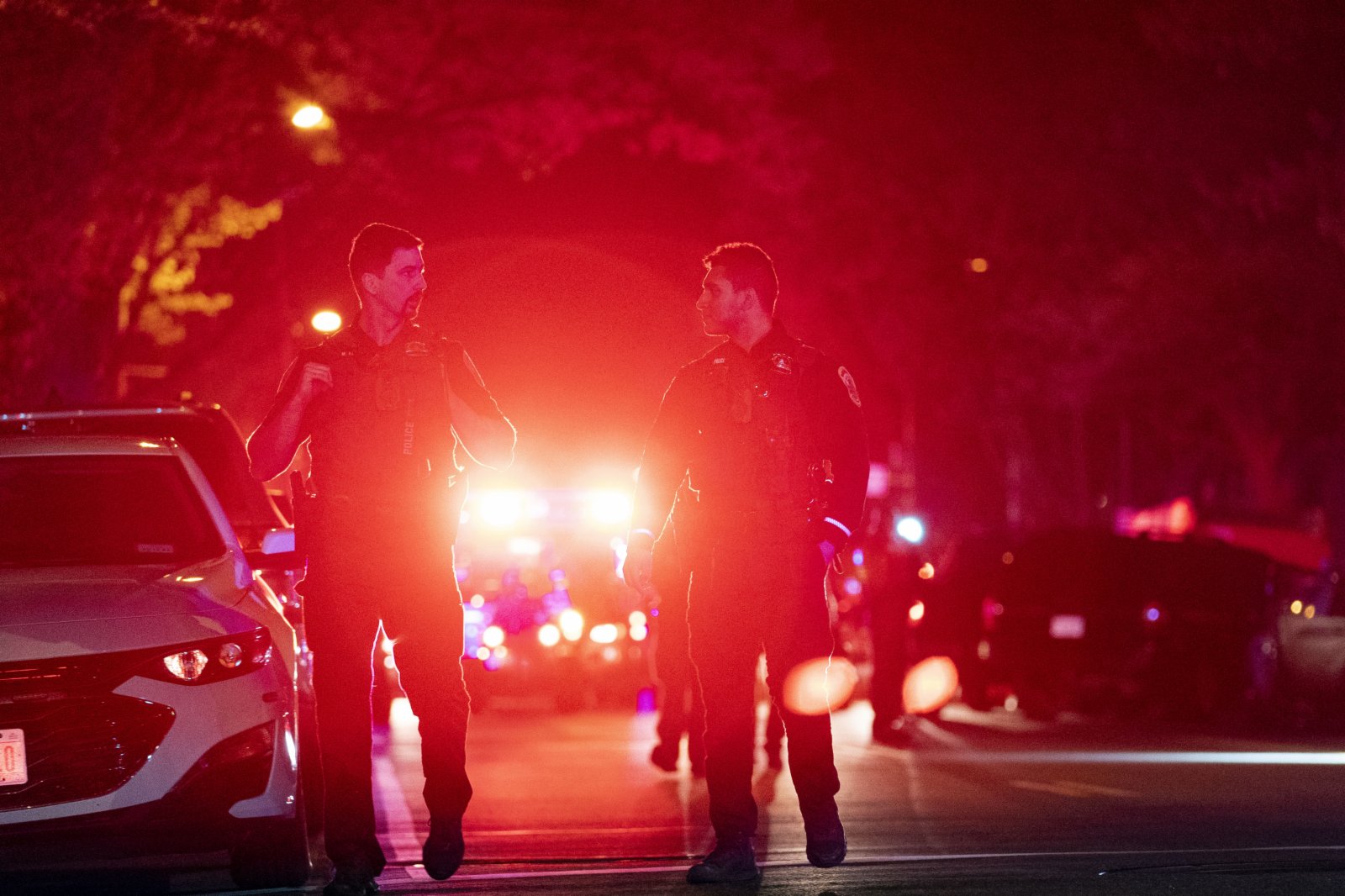 2022年4月22日，警察在美國首都華盛頓西北部一處街區發生的槍擊事件現場工作。這起槍擊事件造成4人受傷，槍手隨後自殺。警察在槍手住所找到6支槍及彈藥等。