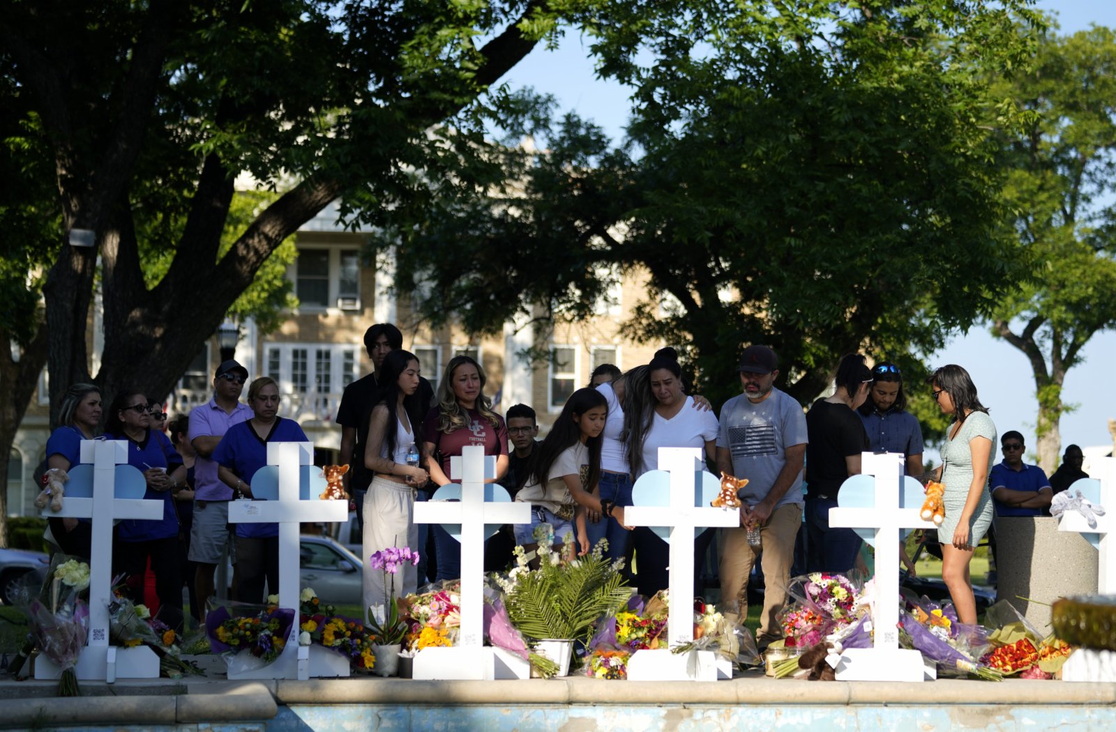 5月26日，在美國得克薩斯州南部尤瓦爾迪市，人們哀悼槍擊事件遇害者。