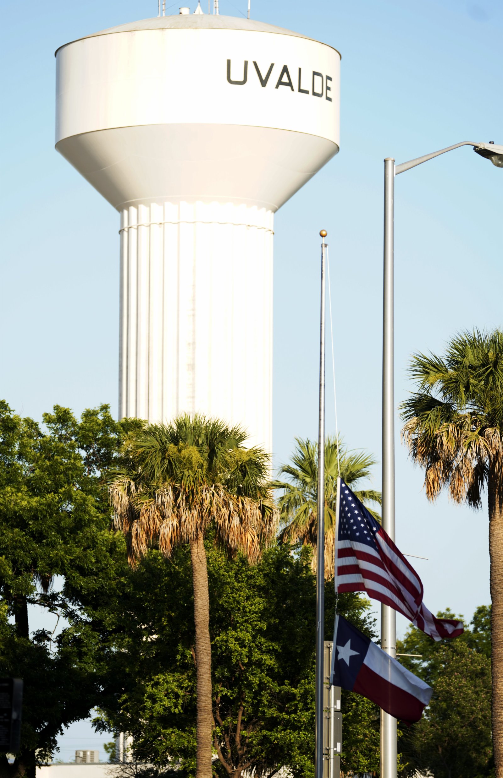 5月26日，美國得克薩斯州南部尤瓦爾迪市降半旗哀悼槍擊事件遇害者。