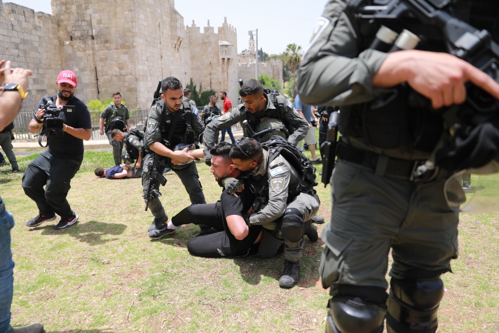 5月29日，在耶路撒冷舉行的「耶路撒冷日」遊行期間，抗議者與以色列警察發生衝突。（新華社）