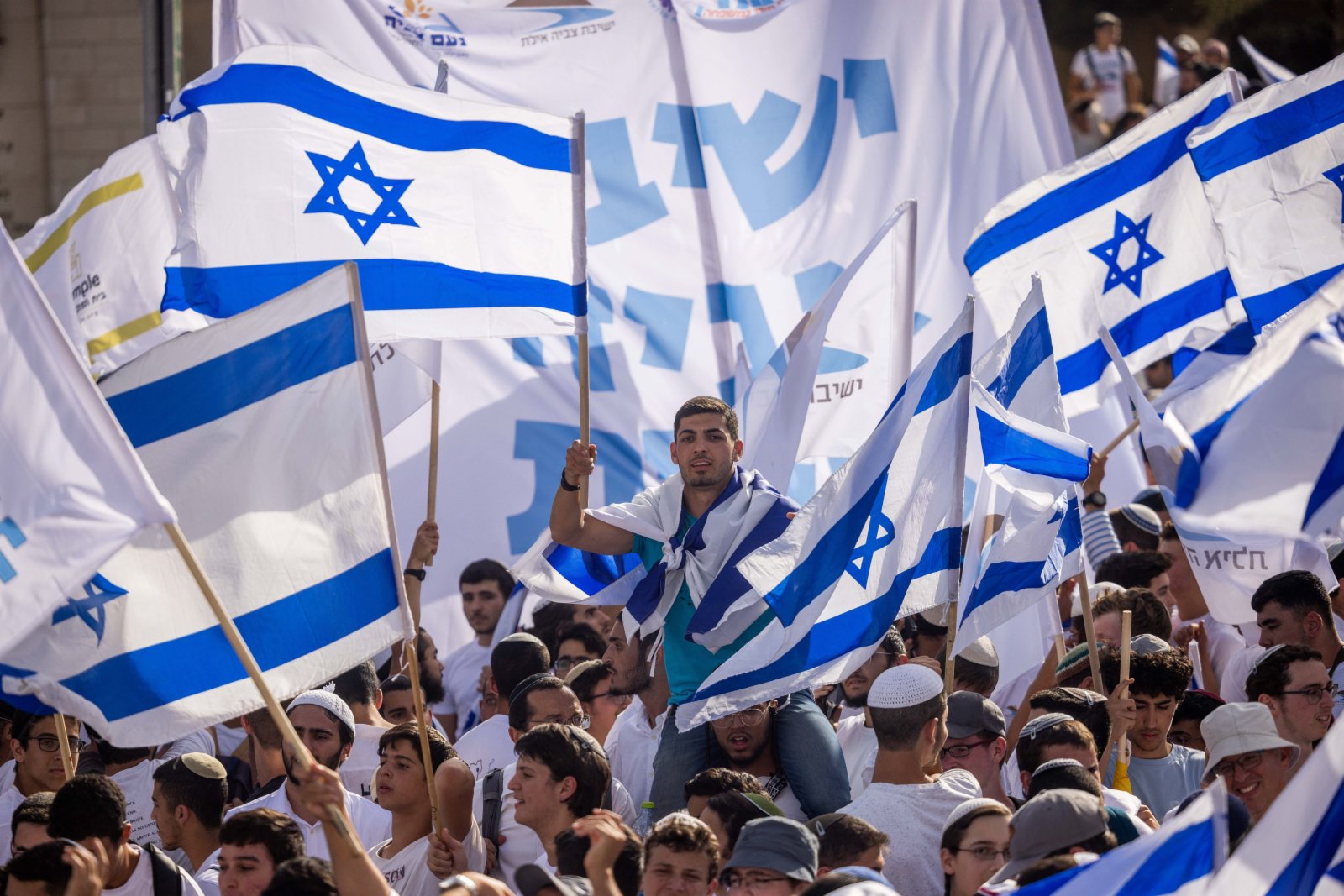 5月29日，以色列民眾在耶路撒冷舉行「耶路撒冷日」遊行。（新華社）