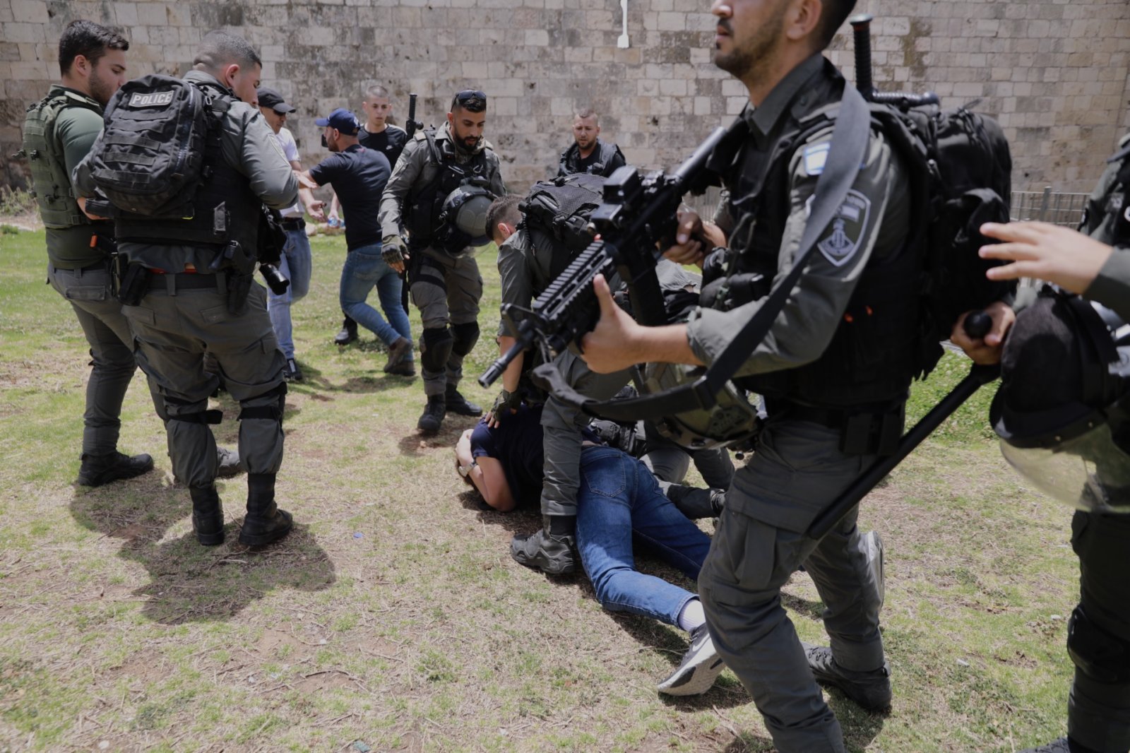 5月29日，在耶路撒冷舉行的「耶路撒冷日」遊行期間，抗議者與以色列警察發生衝突。（新華社）