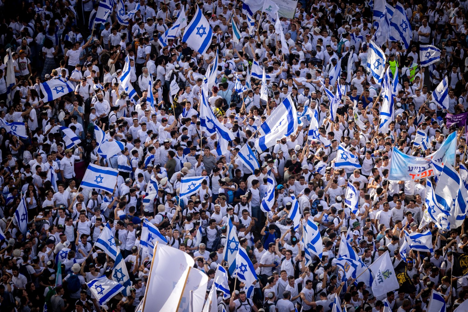 5月29日，以色列民眾在耶路撒冷舉行「耶路撒冷日」遊行。（新華社）