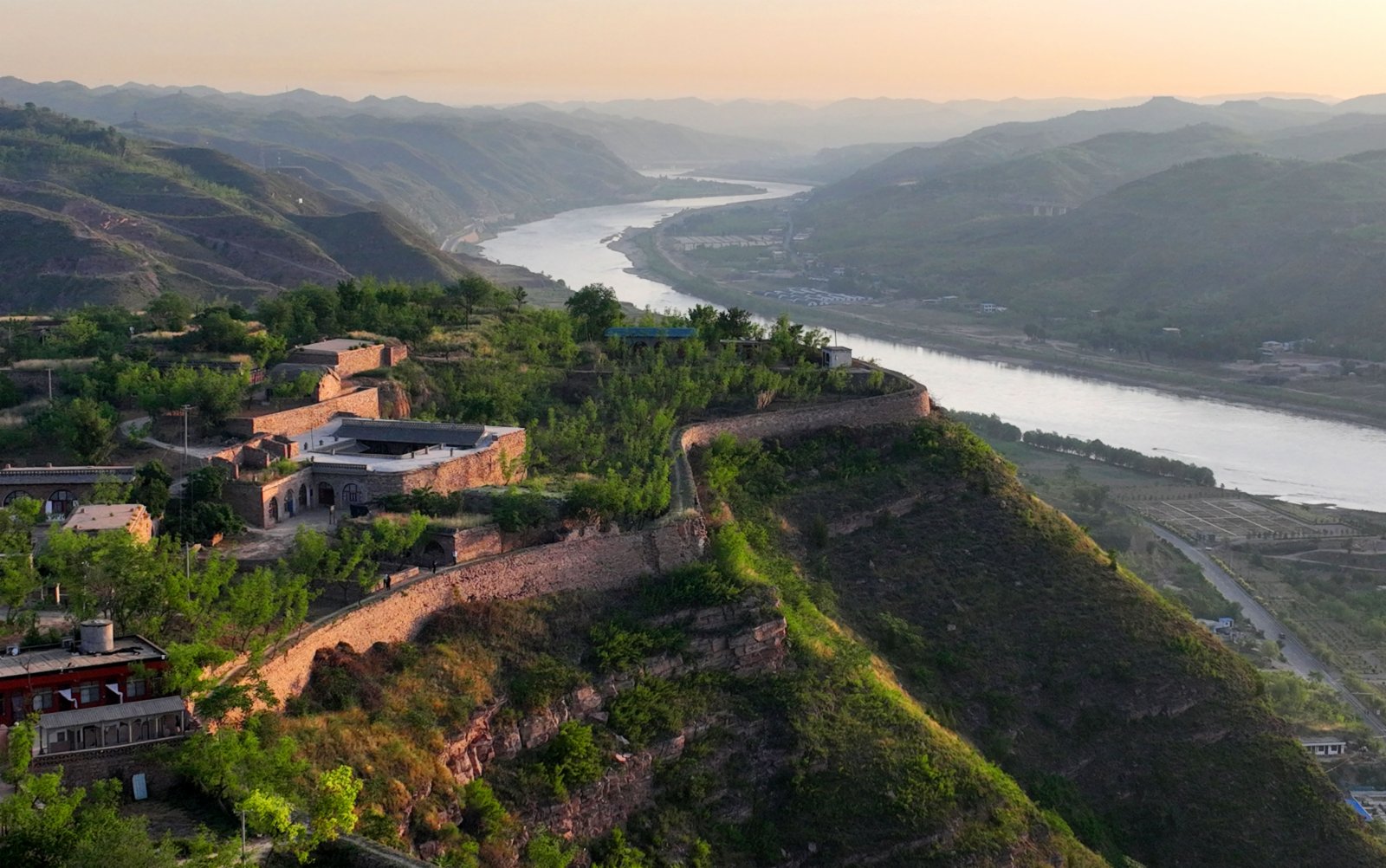 這是6月8日拍攝的吳堡石城（無人機照片）。（新華社）