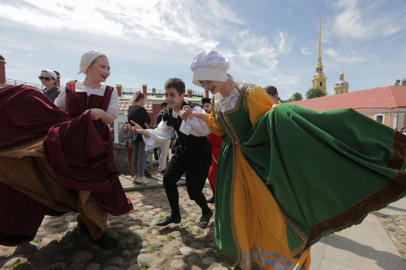6月10日，在俄羅斯聖彼得堡彼得保羅要塞，表演者身着古裝跳舞。（新華社）