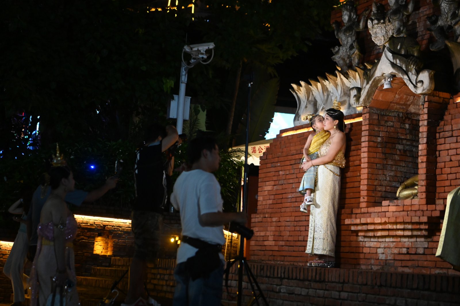 6月10日晚，雲南西雙版納，遊客拍攝寫真。（中新社）