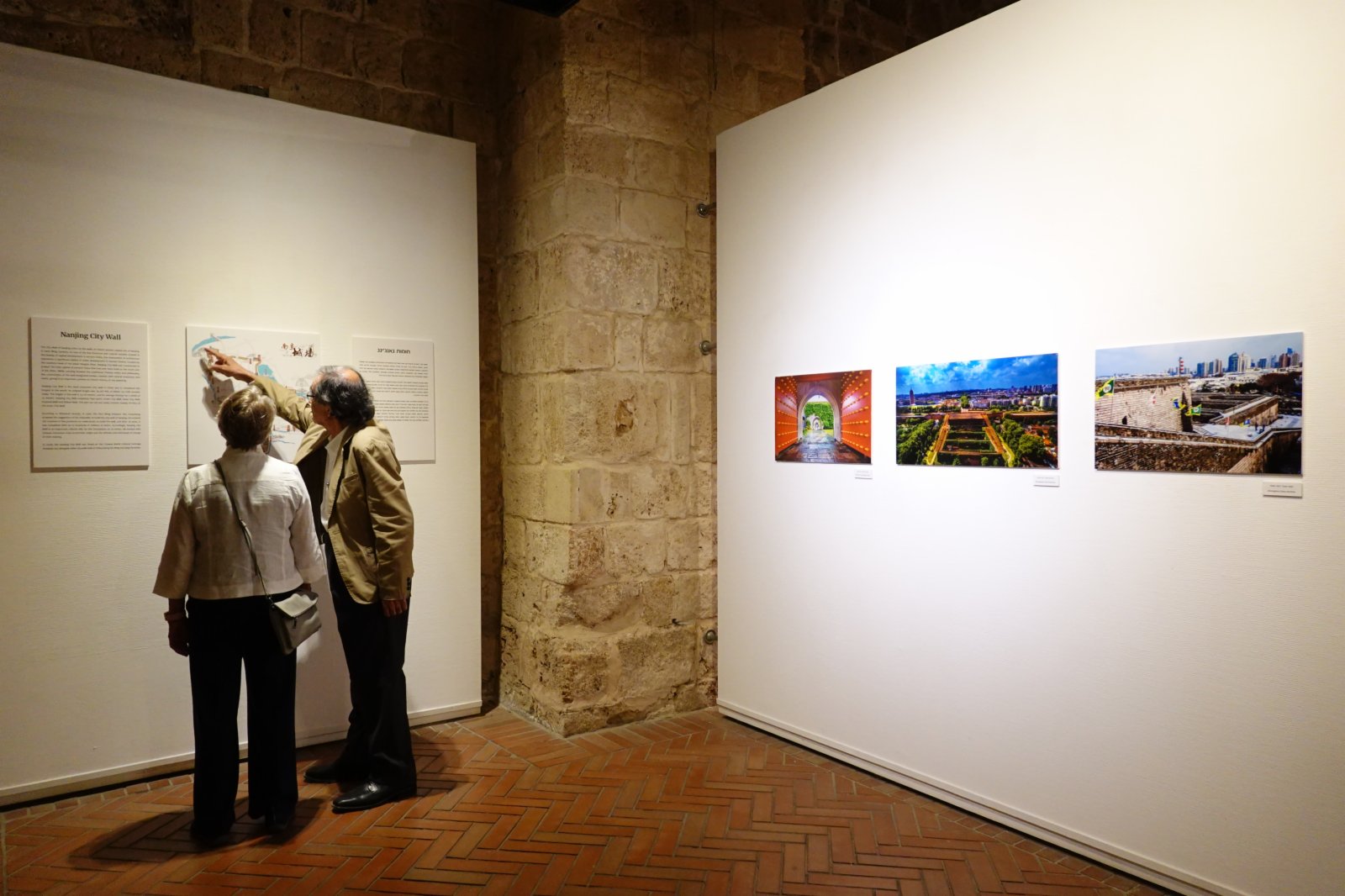 6月13日，觀眾在以色列北部海濱古城阿卡舉辦的南京-阿卡城墻圖片展上參觀。新華社