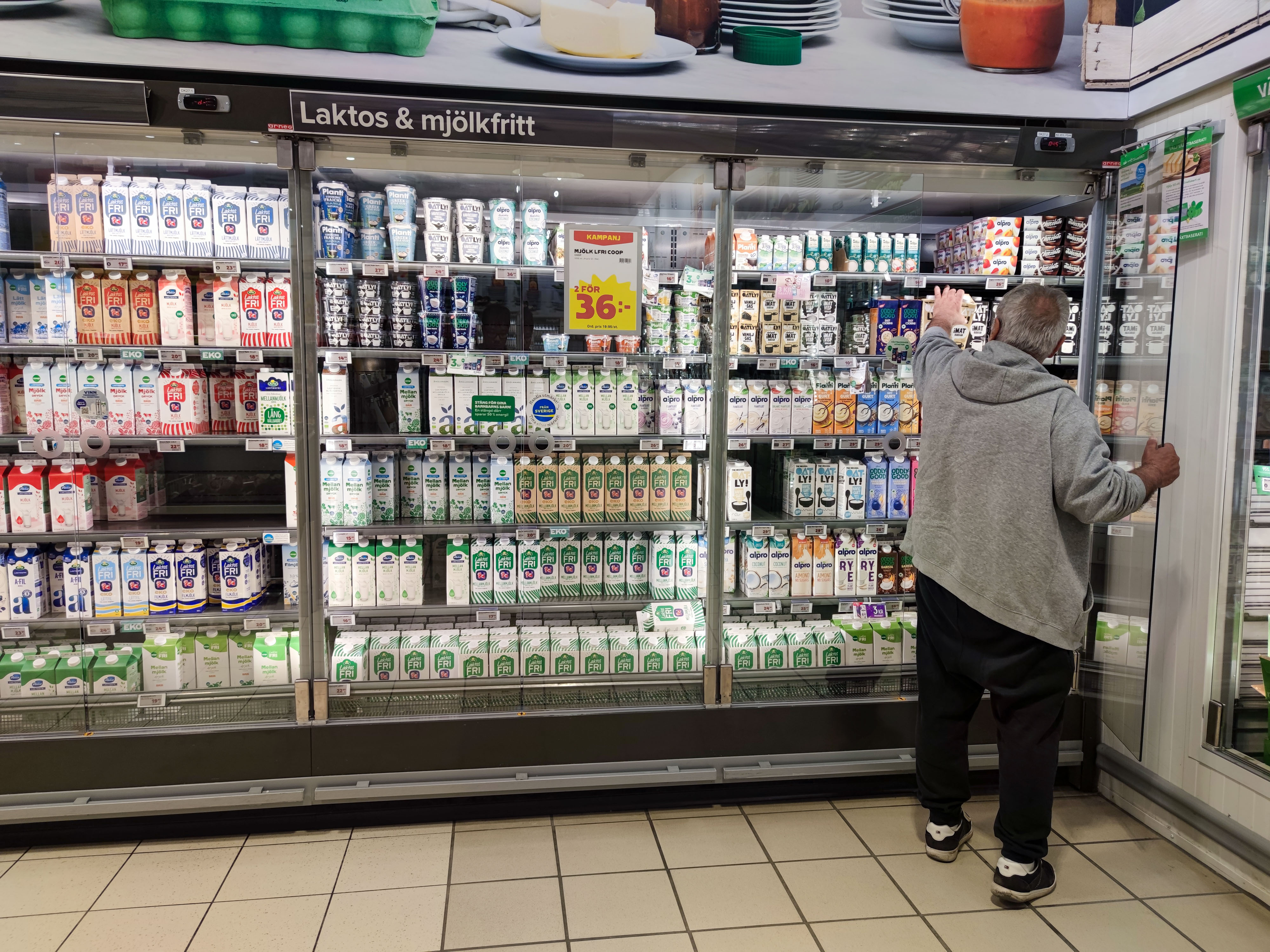 6月14日，顧客在瑞典首都斯德哥爾摩的一家超市購物。