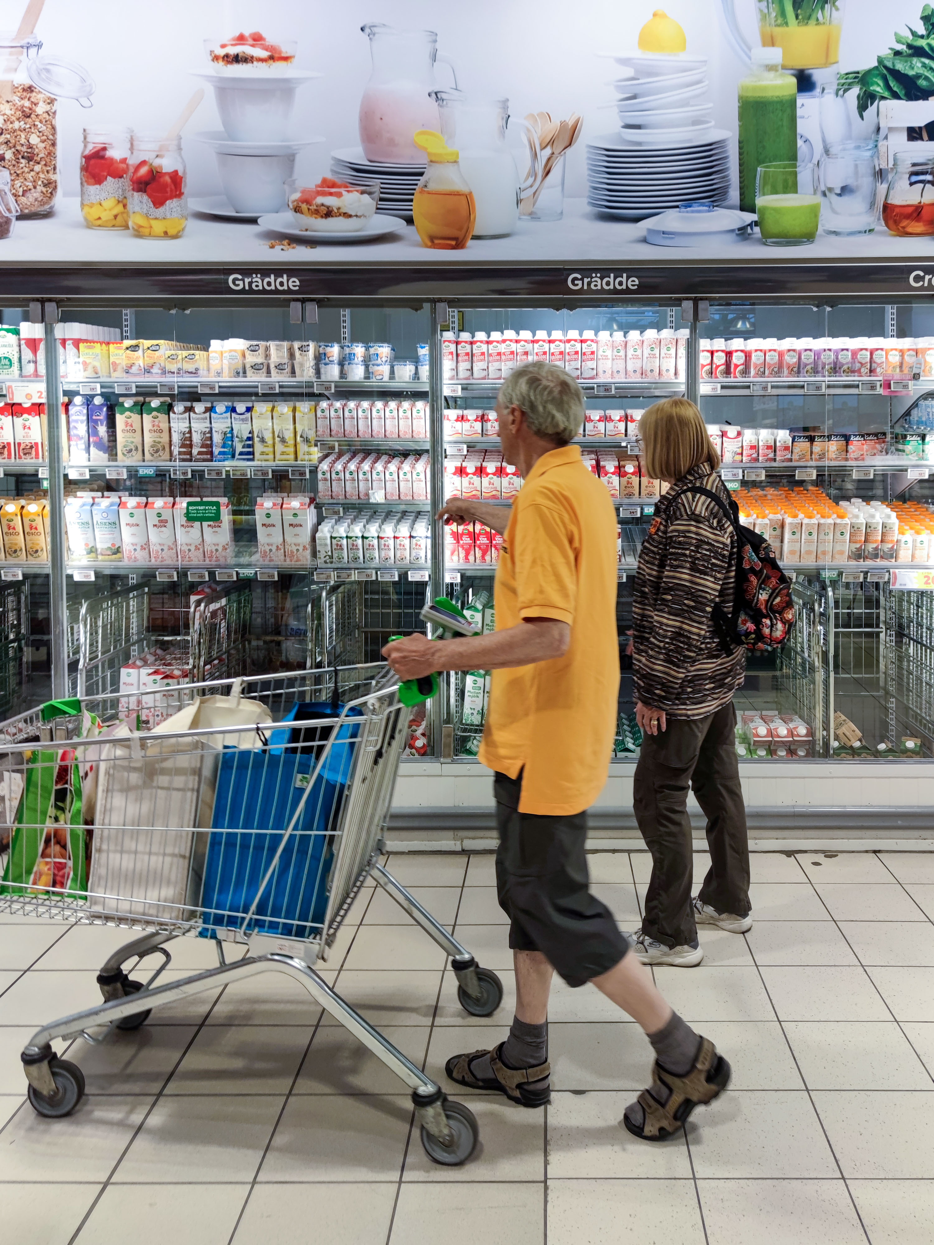 6月14日，顧客在瑞典首都斯德哥爾摩的一家超市購物。