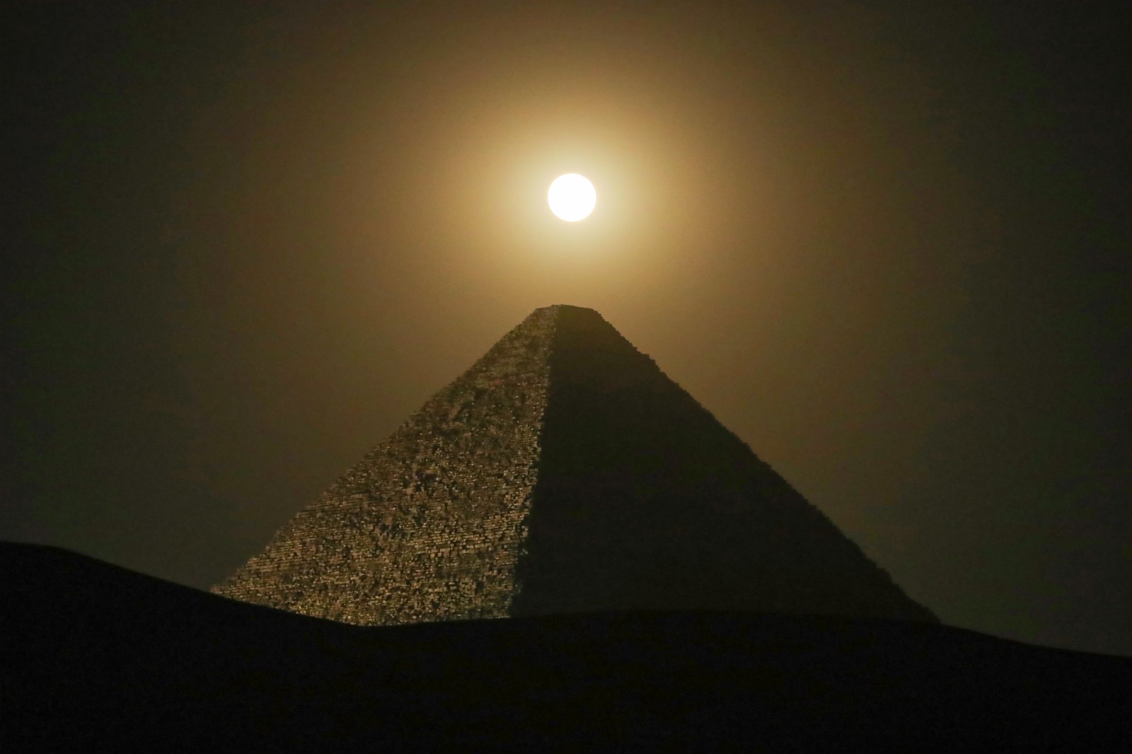 這是6月14日在埃及吉薩拍攝的胡夫金字塔上空的「超級月亮」。（新華社）