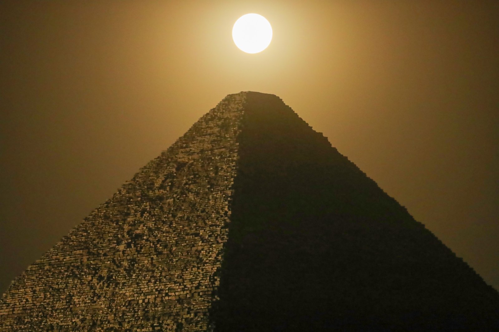 這是6月14日在埃及吉薩拍攝的胡夫金字塔上空的「超級月亮」。（新華社）