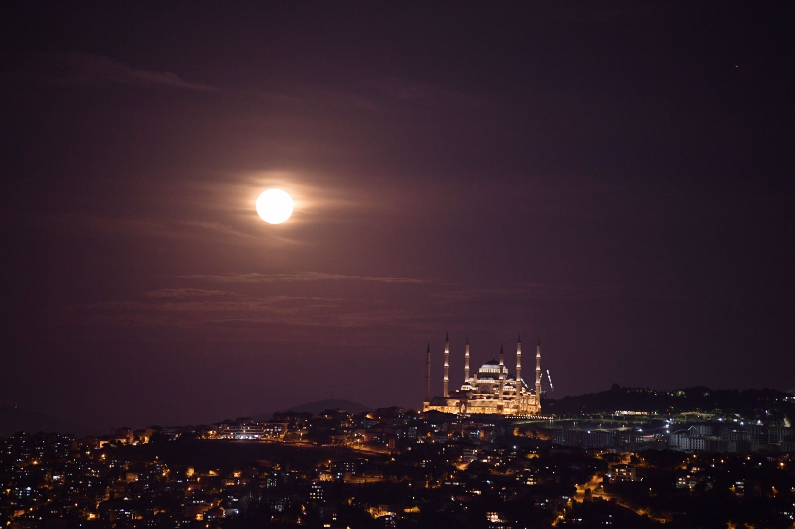 這是6月14日在土耳其伊斯坦布爾拍攝的「超級月亮」。（新華社）