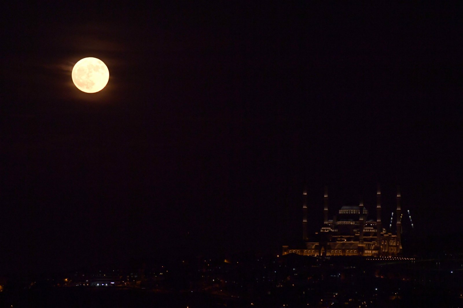 這是6月14日在土耳其伊斯坦布爾拍攝的「超級月亮」。（新華社）