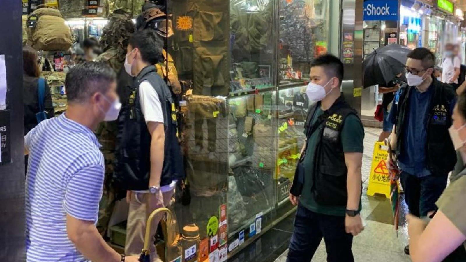 中環槍擊案｜警尖沙咀打擊三合會 赴軍用品店收集情報 香港 香港文匯網