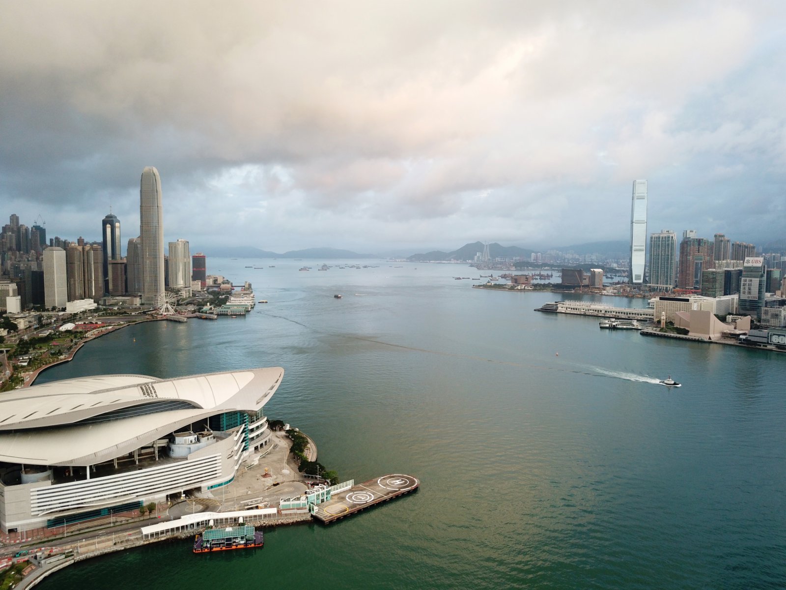 香港國際金融中心二期（左上）、香港環球貿易廣場（右）