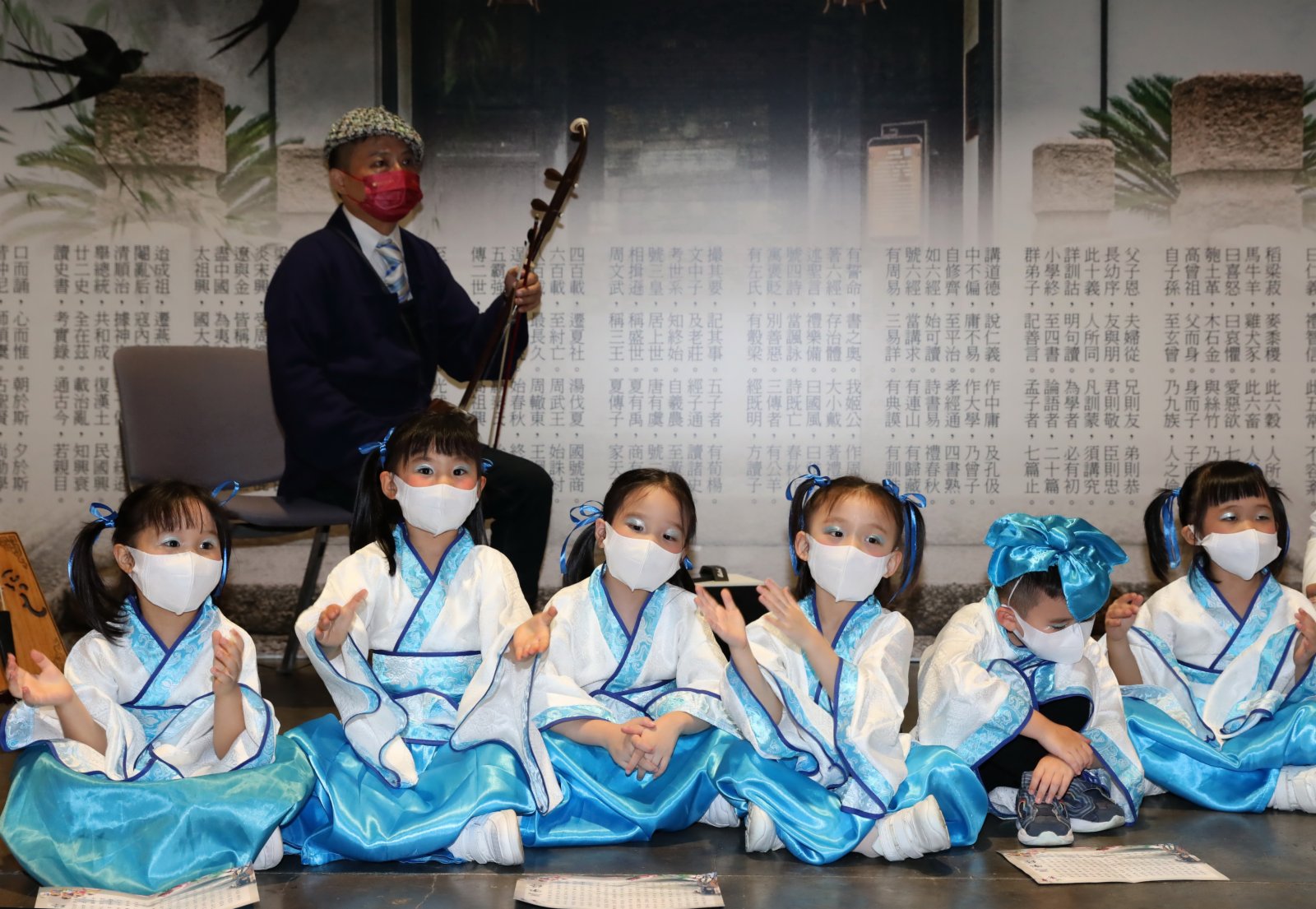 6月15日，香港島婦女聯會為慶祝香港回歸祖國25周年，於香港會議展覽中心舉行中華傳統文化展演「詩詞歌賦頌中華 灣區麗影耀香江」活動。（新華社）