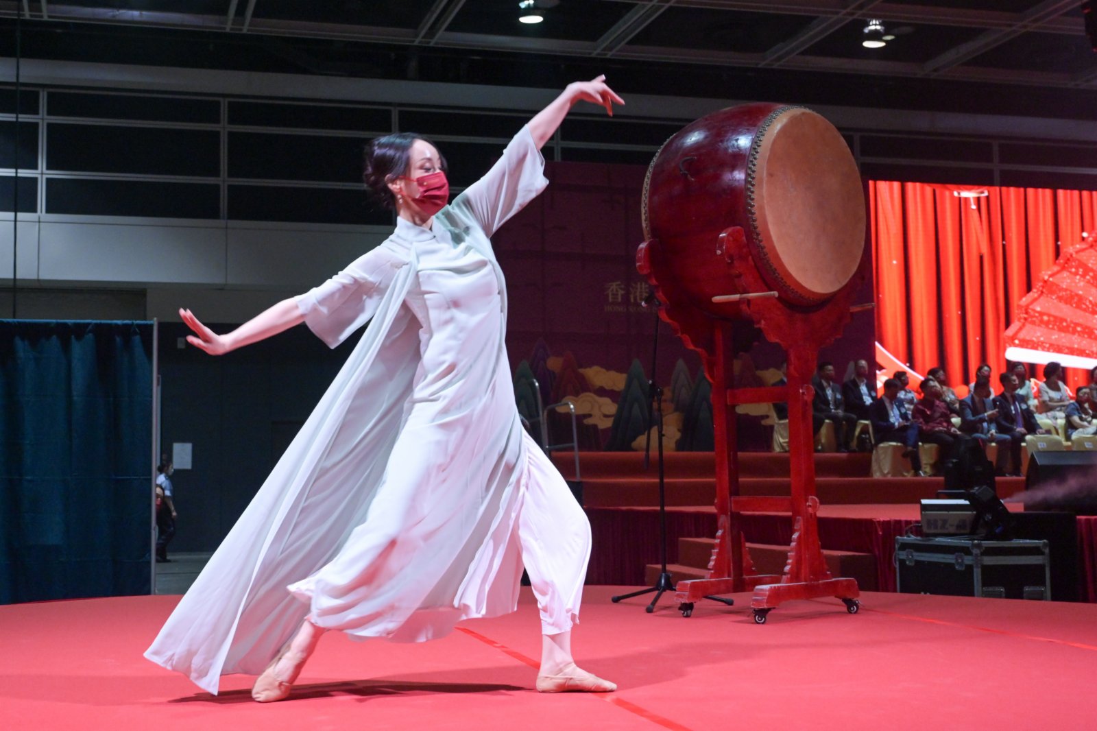 6月15日，香港島婦女聯會為慶祝香港回歸祖國25周年，於香港會議展覽中心舉行中華傳統文化展演「詩詞歌賦頌中華 灣區麗影耀香江」活動。（中新社）