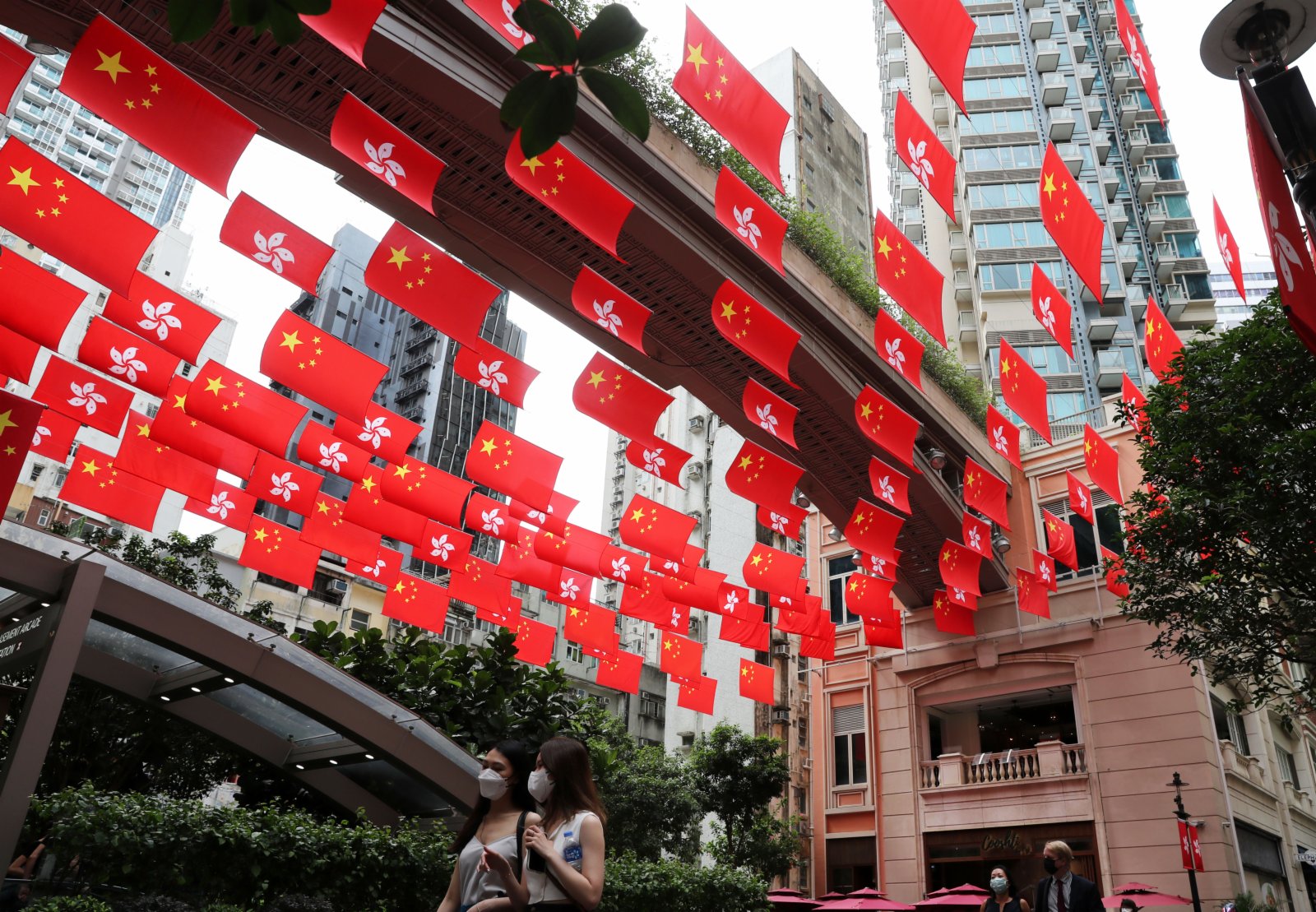 在香港利東街，中華人民共和國國旗和香港特別行政區區旗迎風飄揚。（新華社）