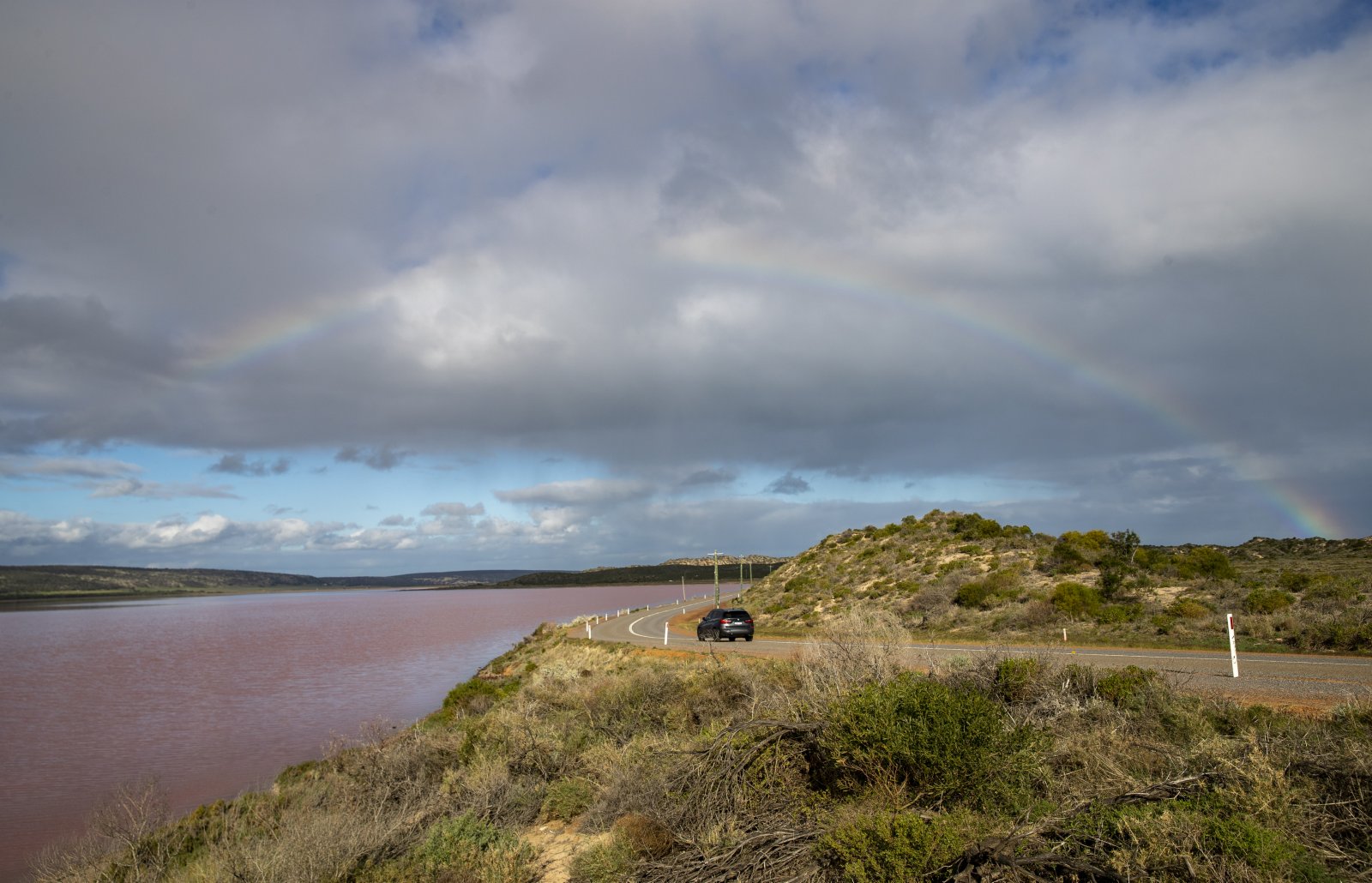 這是6月13日在澳大利亞西澳大利亞州拍攝的哈特澙湖上空的彩虹。