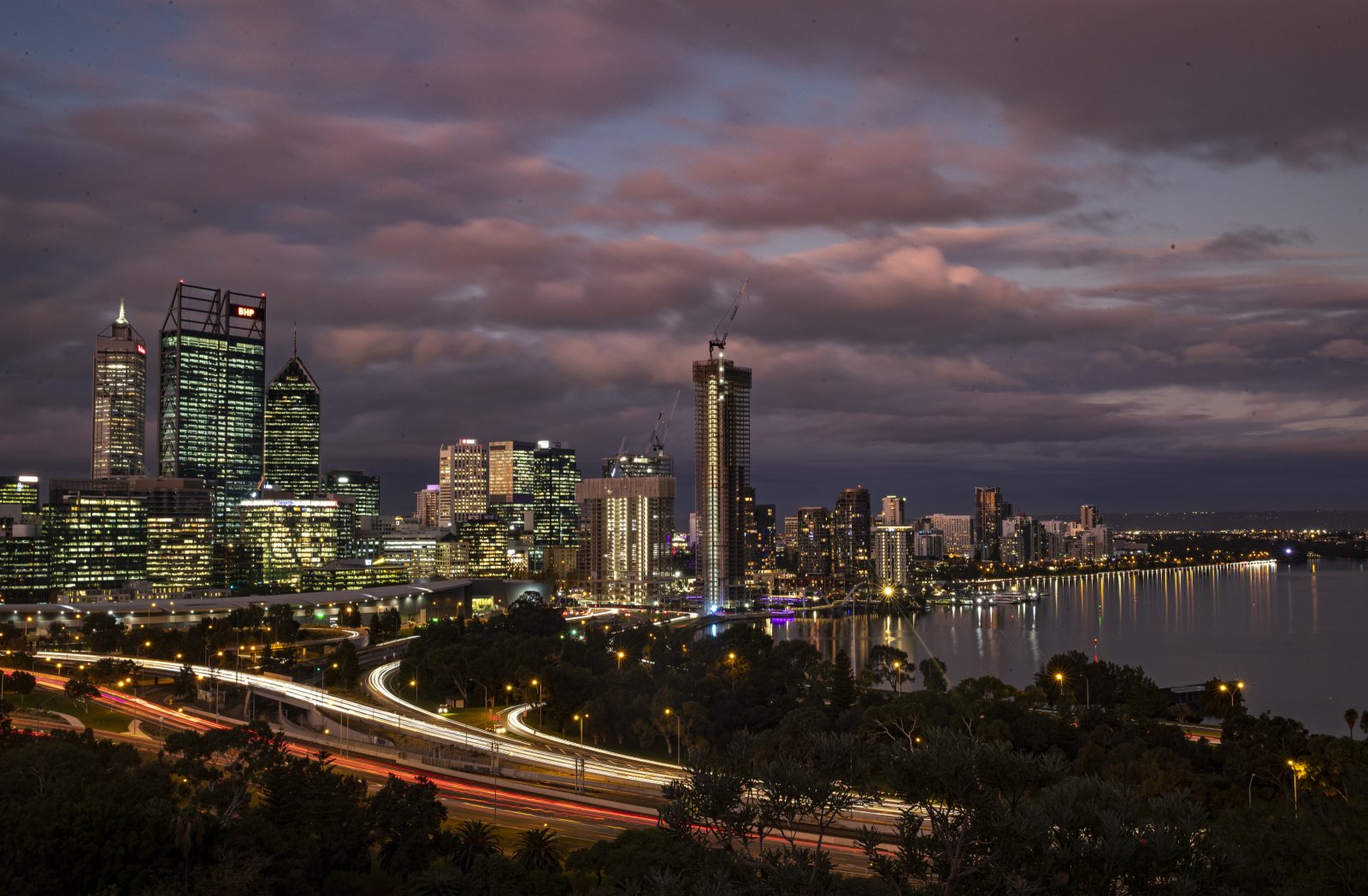 這是6月15日在澳大利亞西澳大利亞州首府珀斯拍攝的城市夜景。