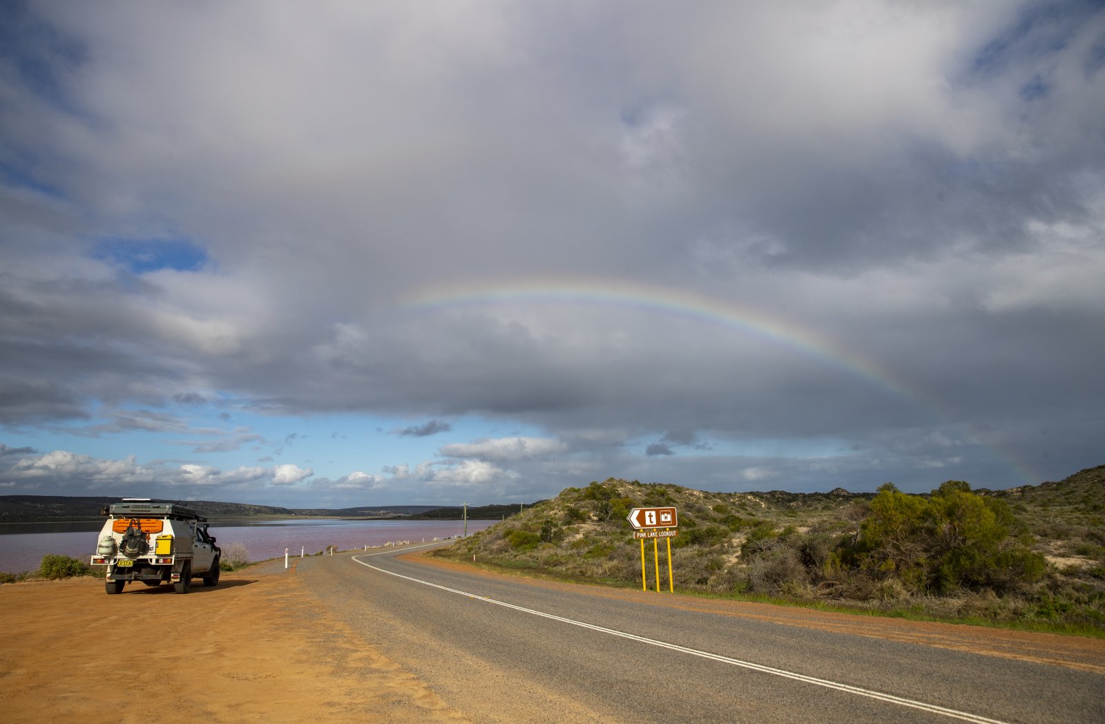 這是6月13日在澳大利亞西澳大利亞州拍攝的哈特澙湖上空的彩虹。