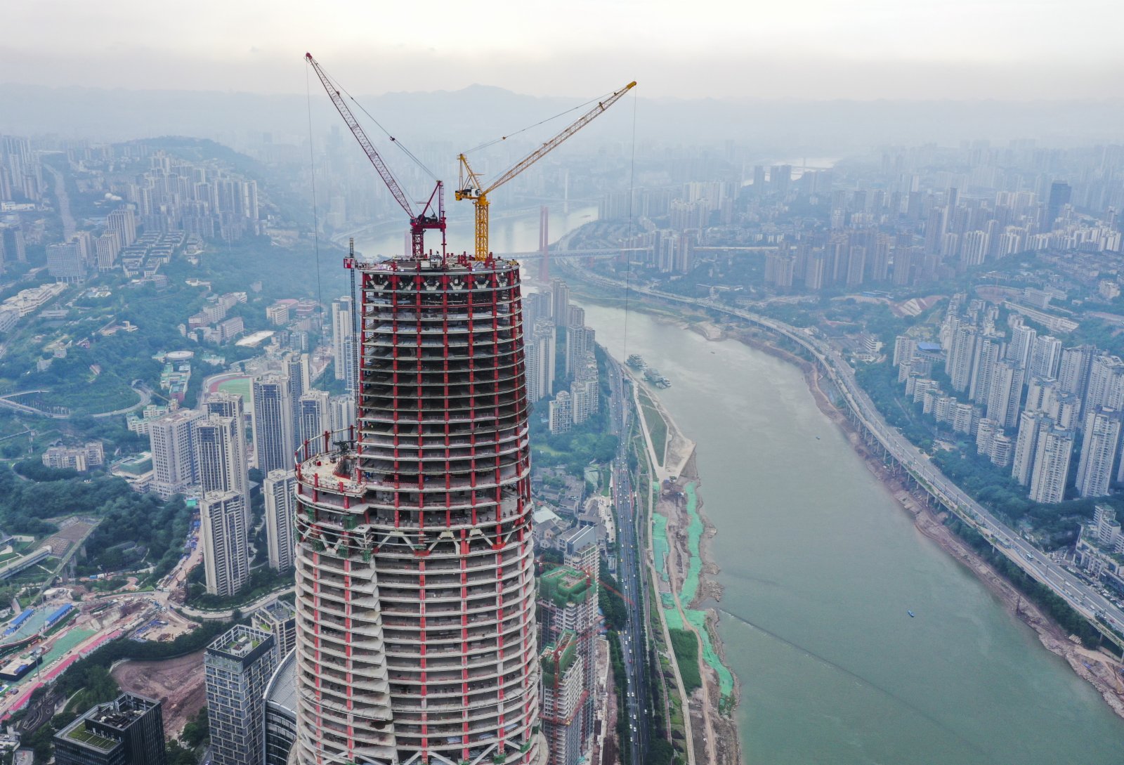 這是6月17日拍攝的重慶陸海國際中心項目主塔樓施工作業現場。（新華社）