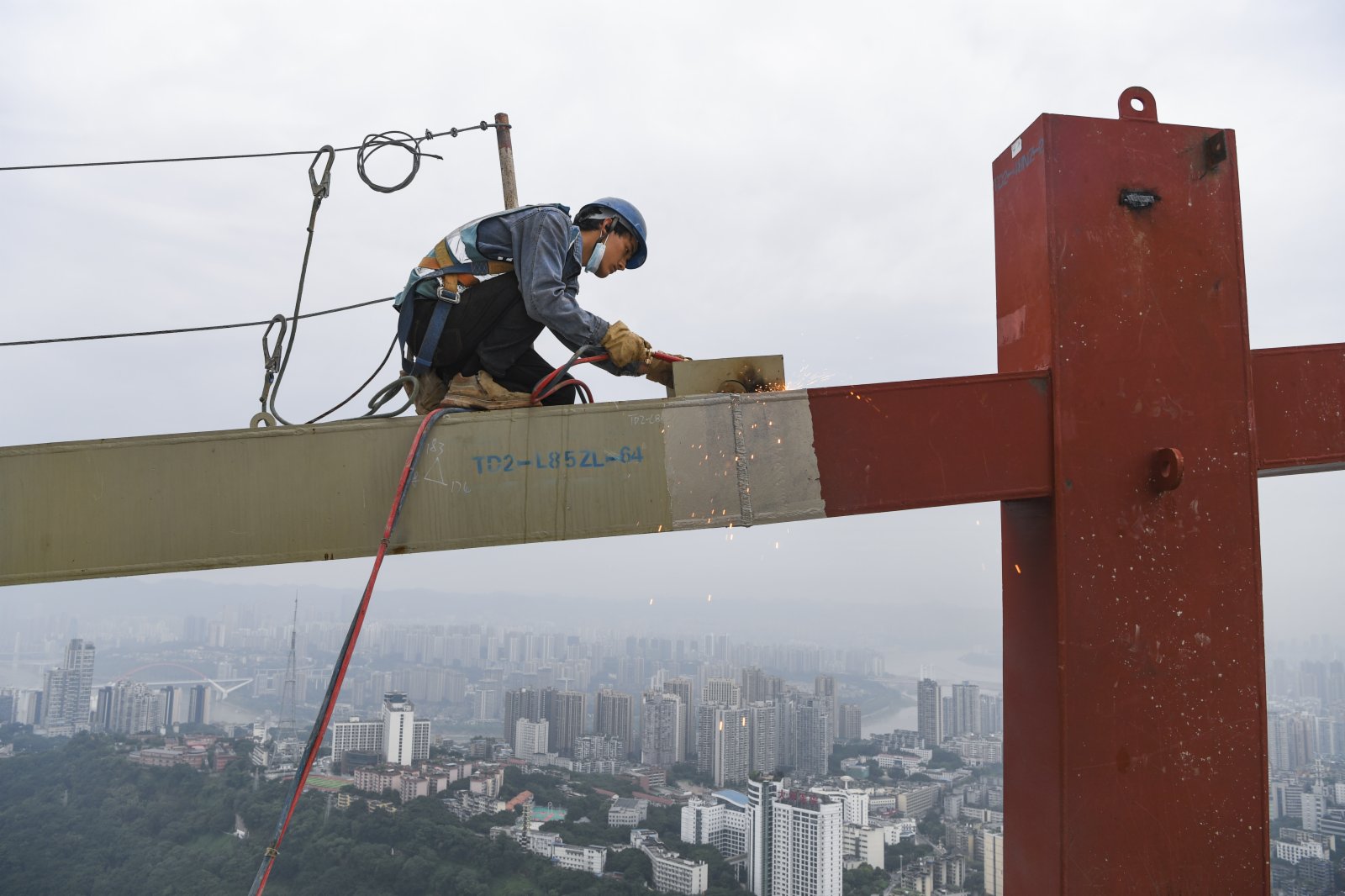 6月17日，工人在重慶陸海國際中心項目主塔樓施工作業。（新華社）