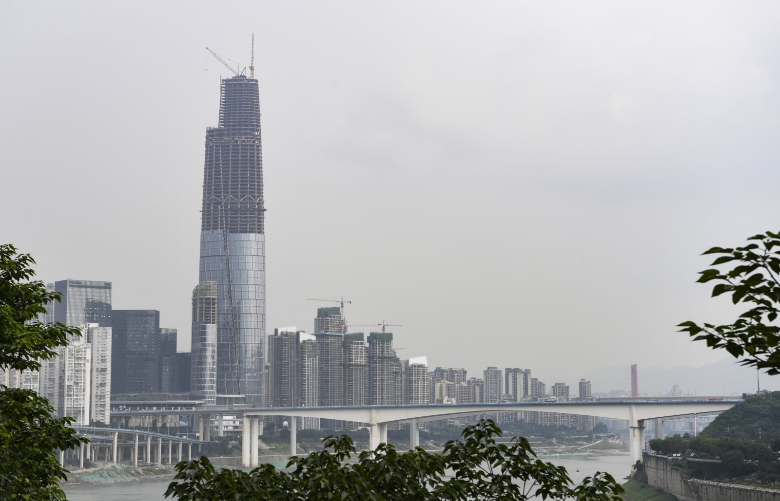 這是6月18日拍攝的建設中的重慶陸海國際中心項目。（新華社）