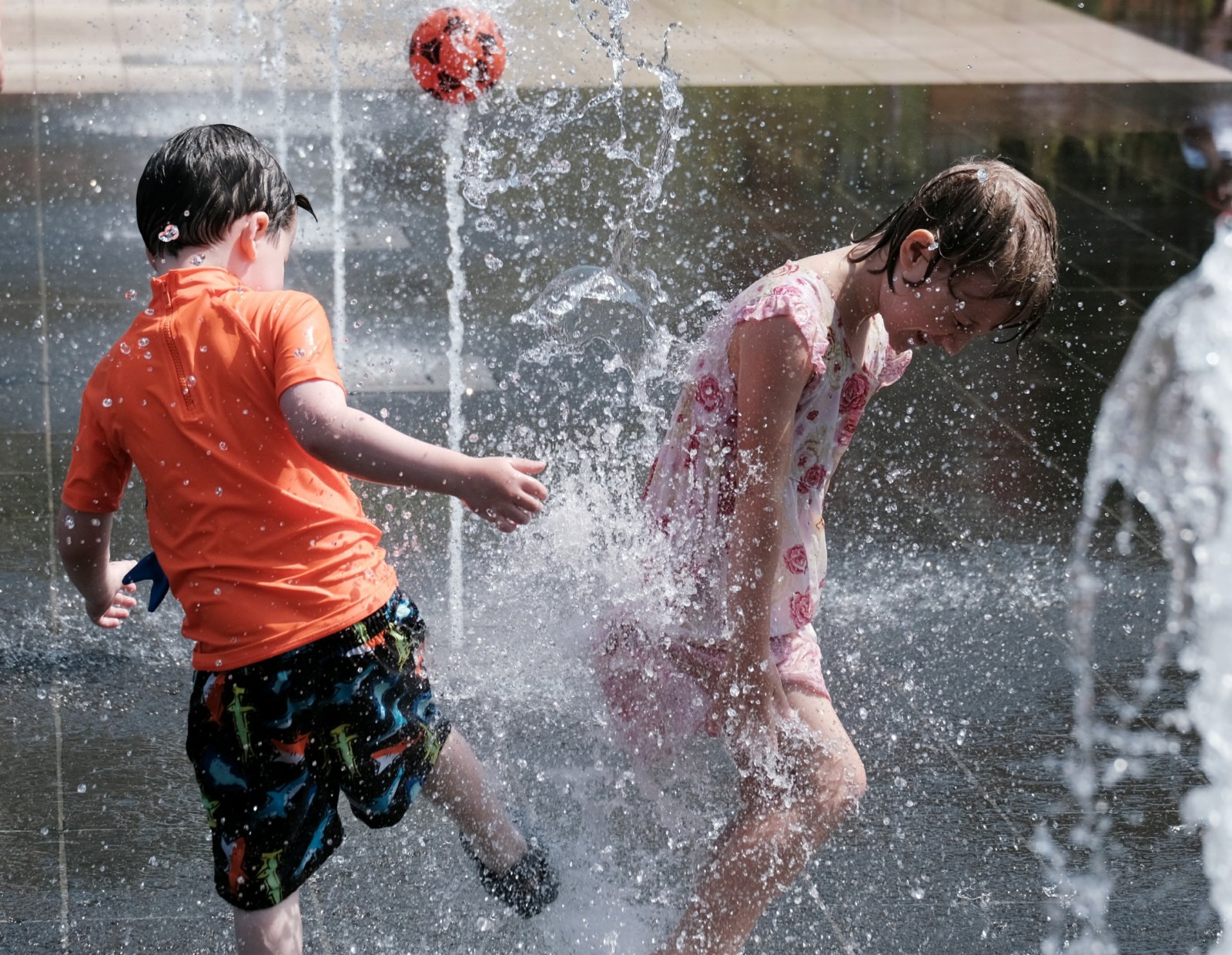 6月17日，兒童在法國南部城市尼斯一處噴泉邊消暑。（新華社）