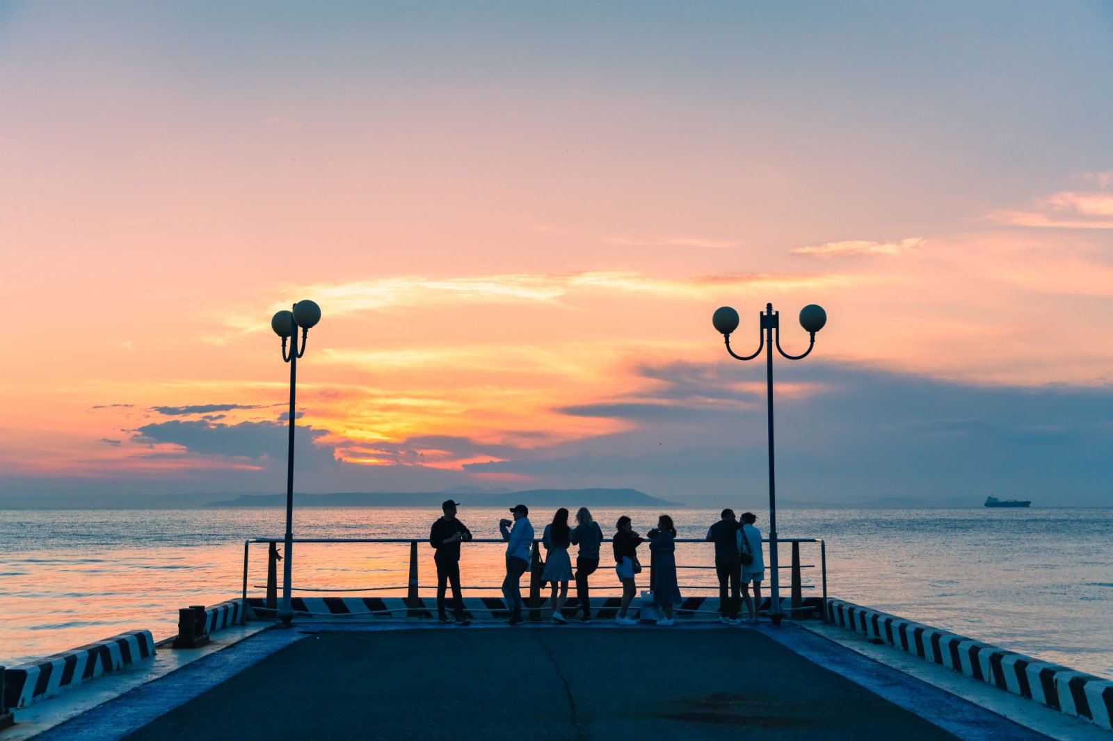 6月18日，人們在俄羅斯符拉迪沃斯托克的海邊欣賞落日。（新華社）