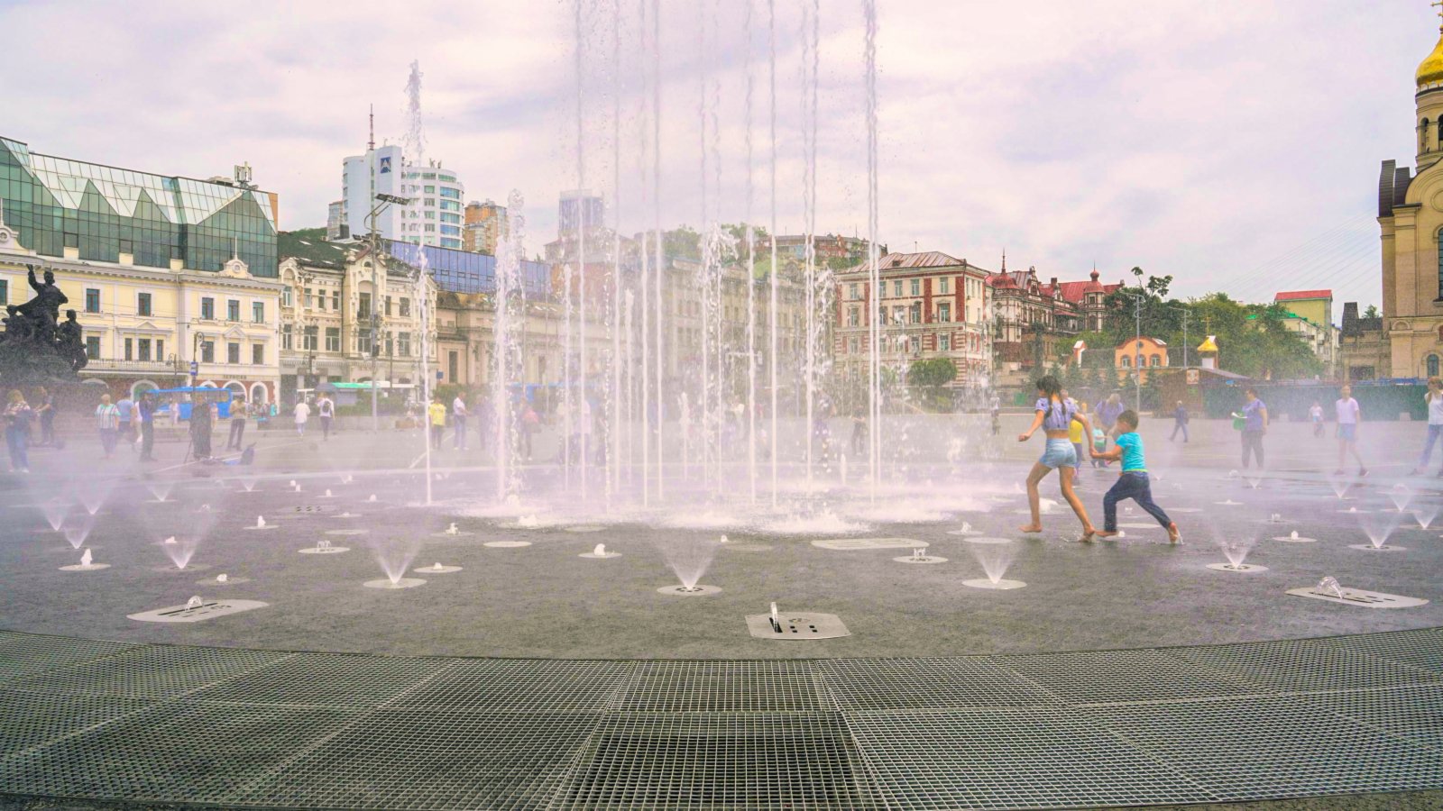 6月18日，孩子們在俄羅斯符拉迪沃斯托克市中心的噴泉玩耍。（新華社）