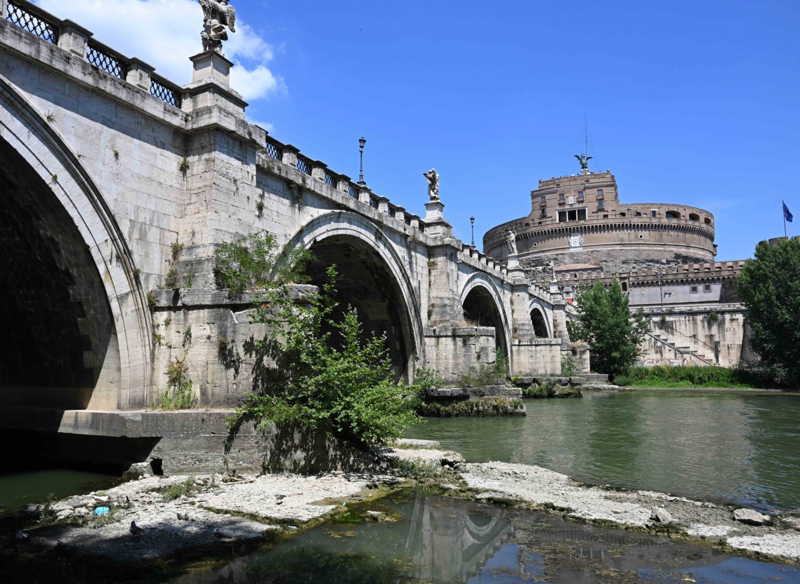 這是6月19日在意大利羅馬拍攝的水位降低的台伯河。（新華社）