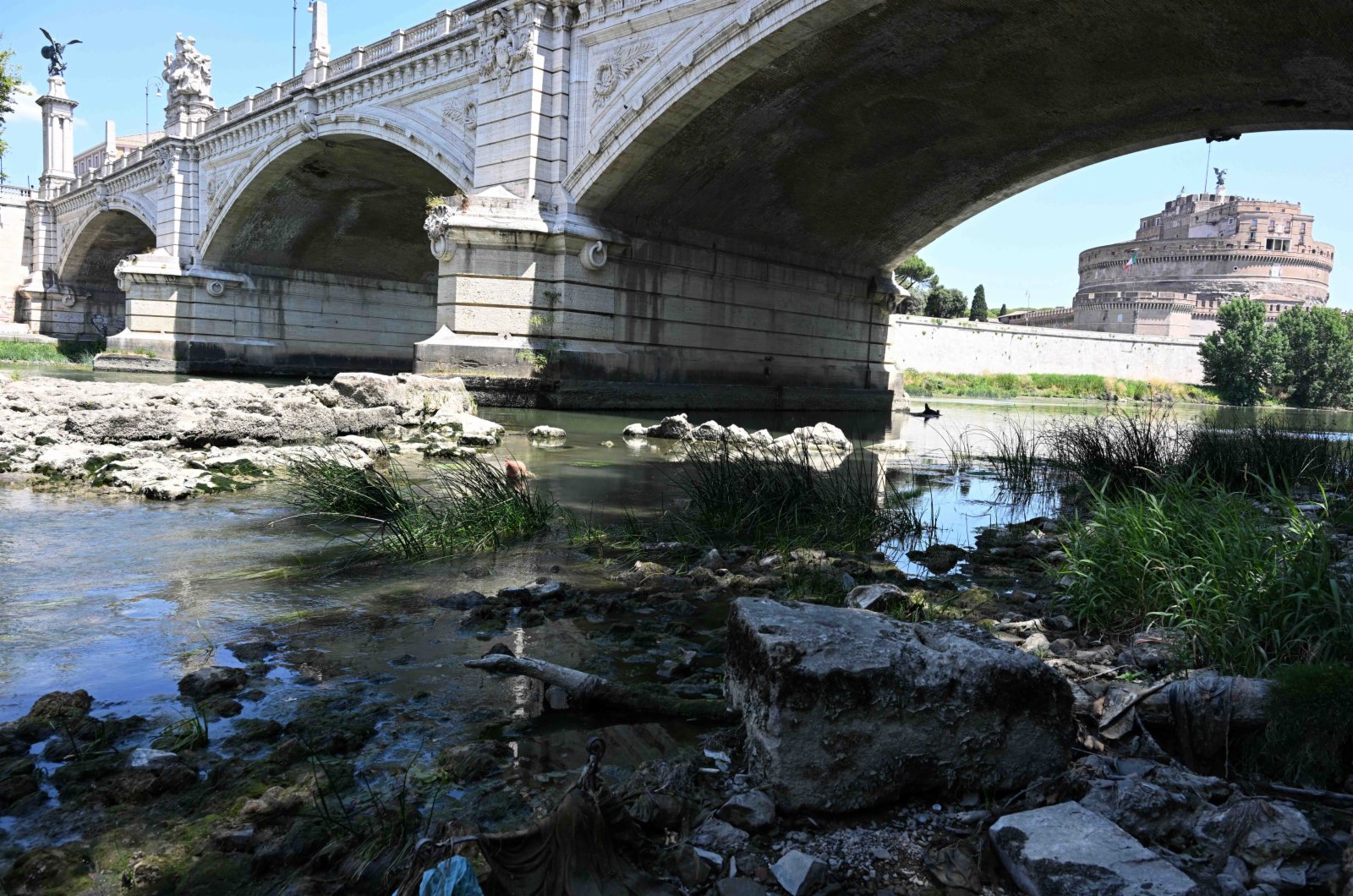 這是6月19日在意大利羅馬拍攝的水位降低的台伯河。（新華社）