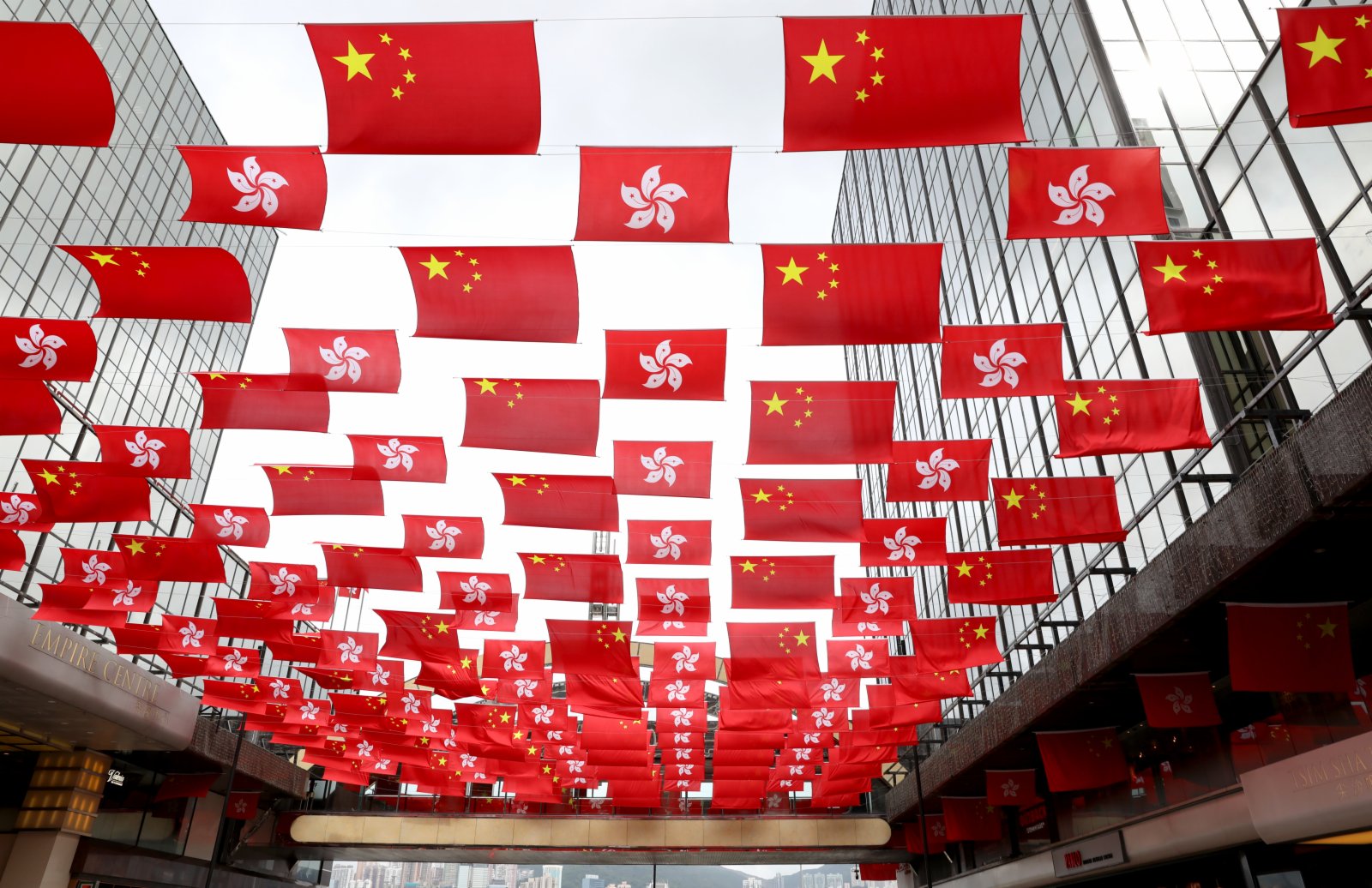 香港九龍尖沙咀的一條街道上挂滿中華人民共和國國旗和香港特別行政區區旗。（新華社）