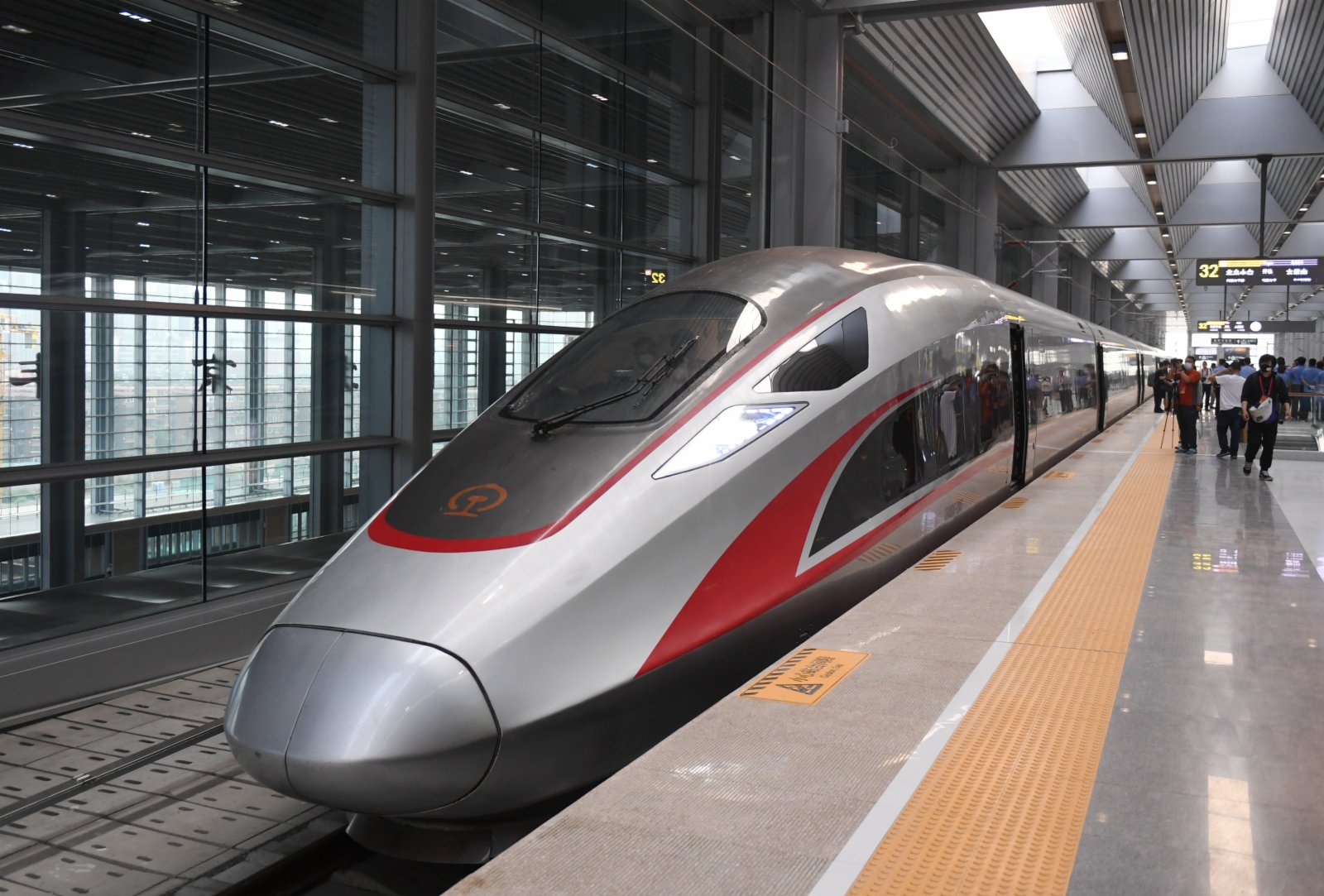 6月20日，G601次復興號列車停靠在北京豐台站。（新華社）