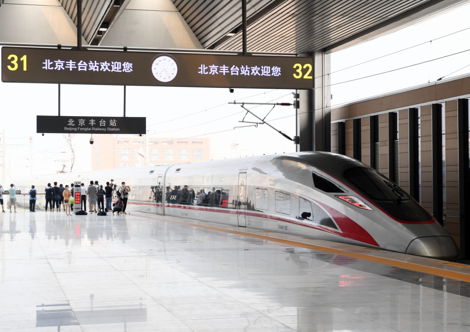 6月20日，G601次復興號列車從北京豐台站開出。（新華社）